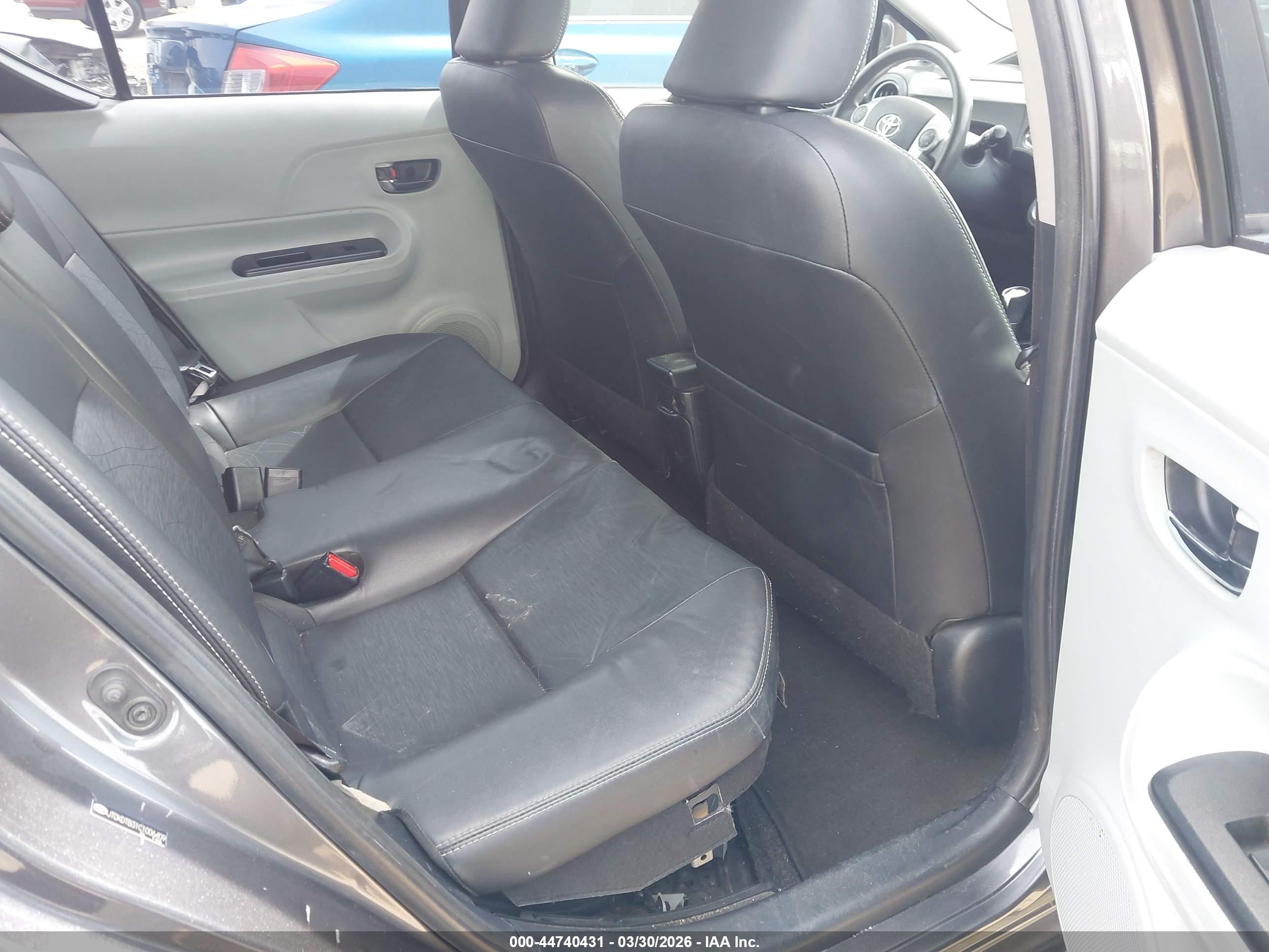 TOYOTA PRIUS image 8