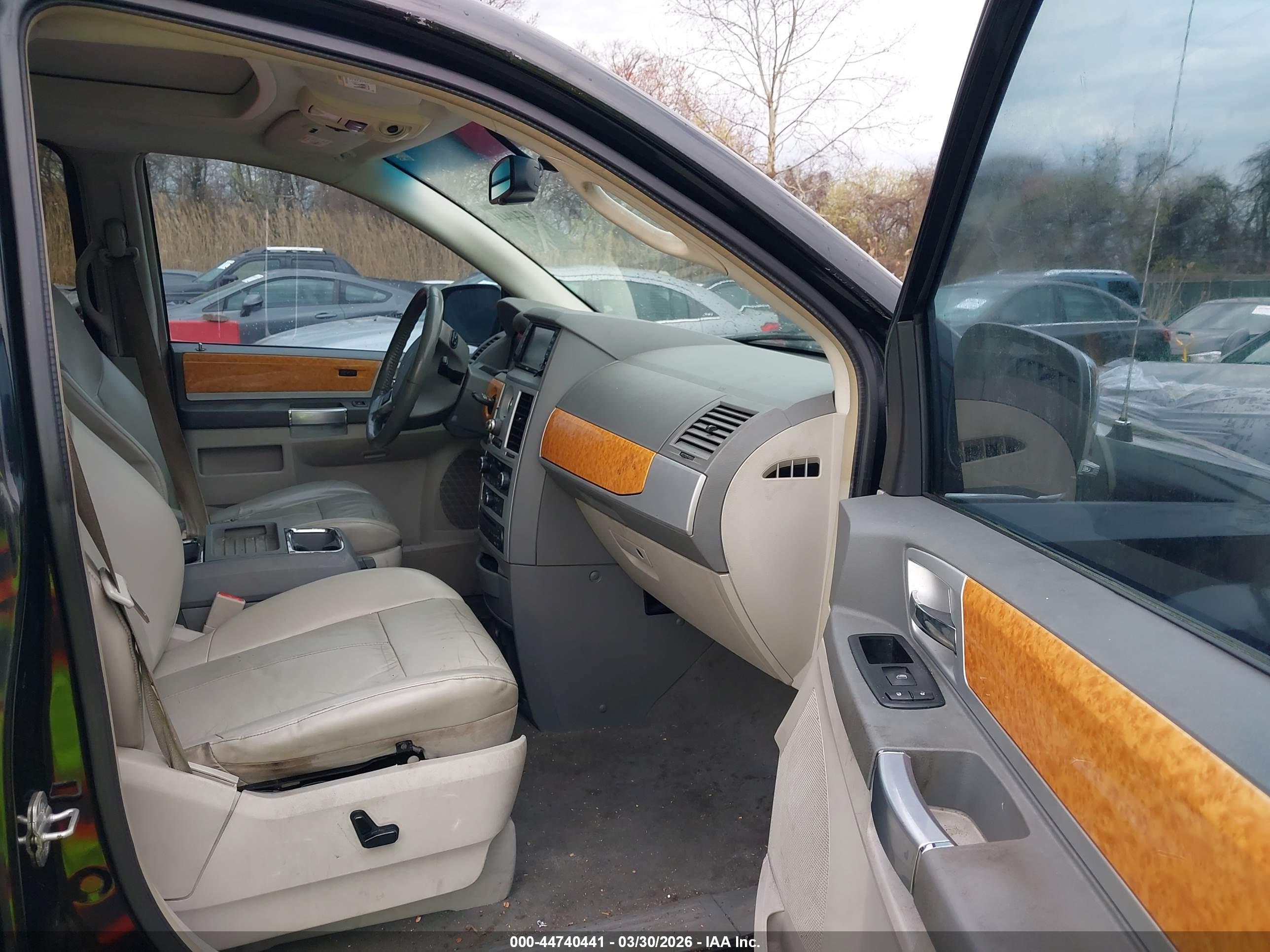 CHRYSLER TOWN image 5