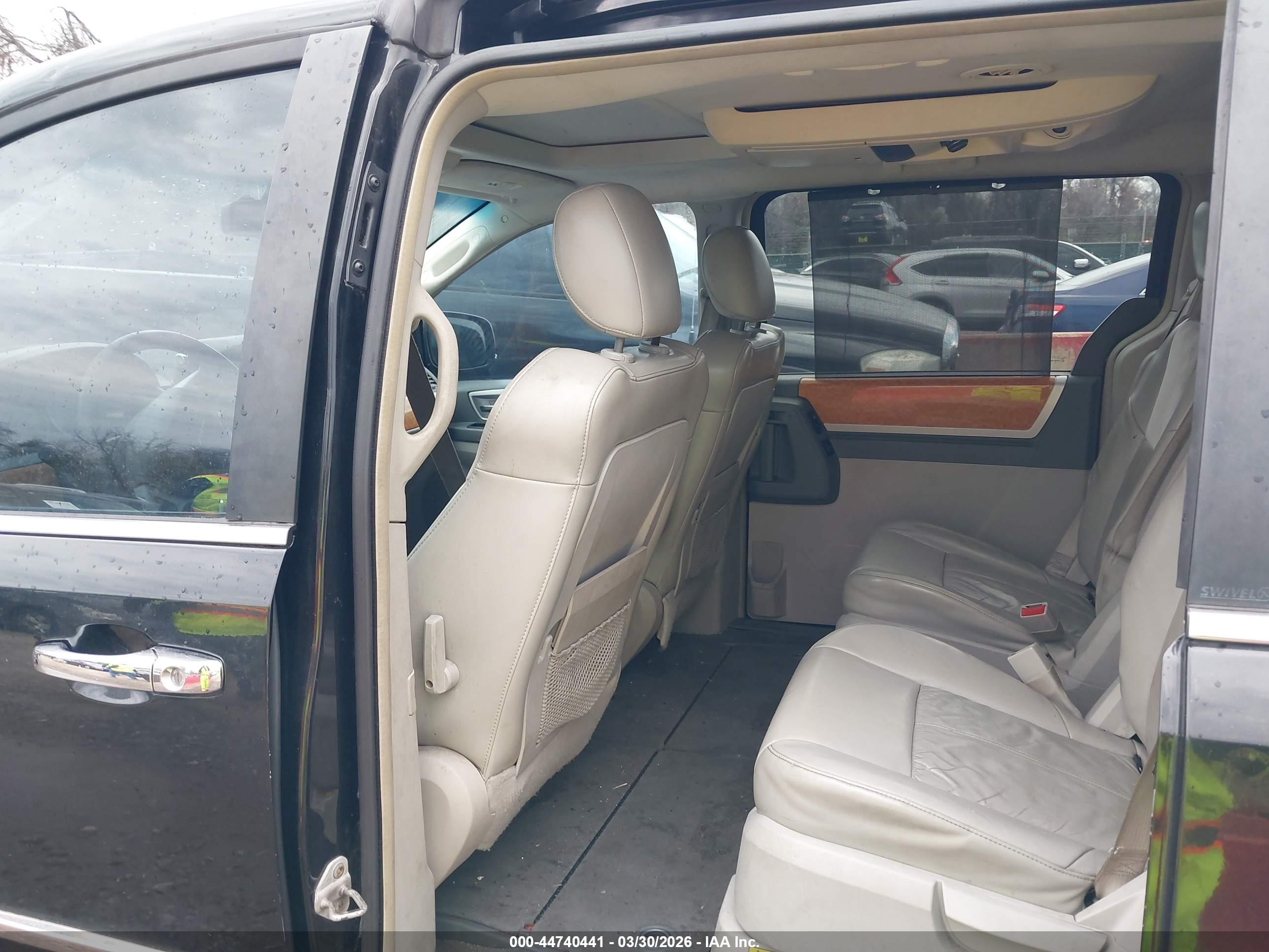 CHRYSLER TOWN image 8