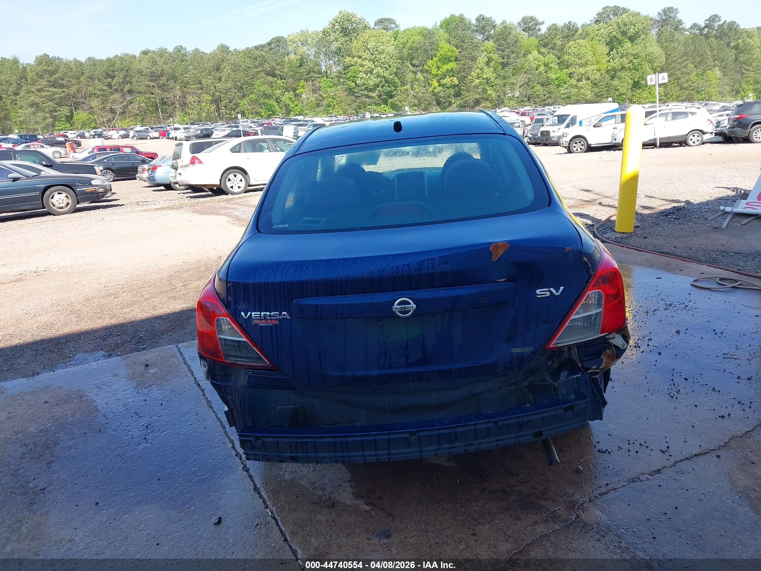 NISSAN VERSA image 6