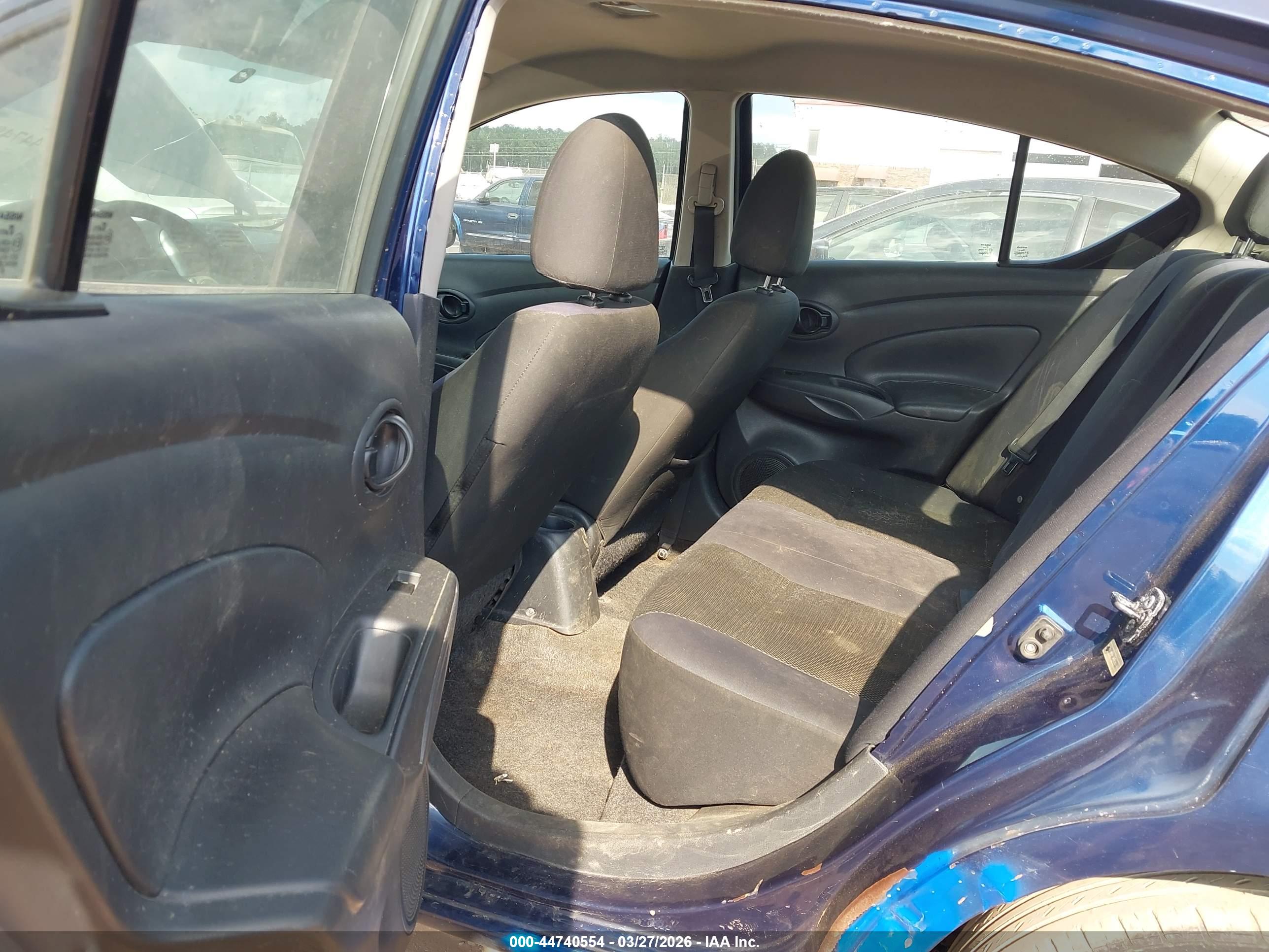 NISSAN VERSA image 8