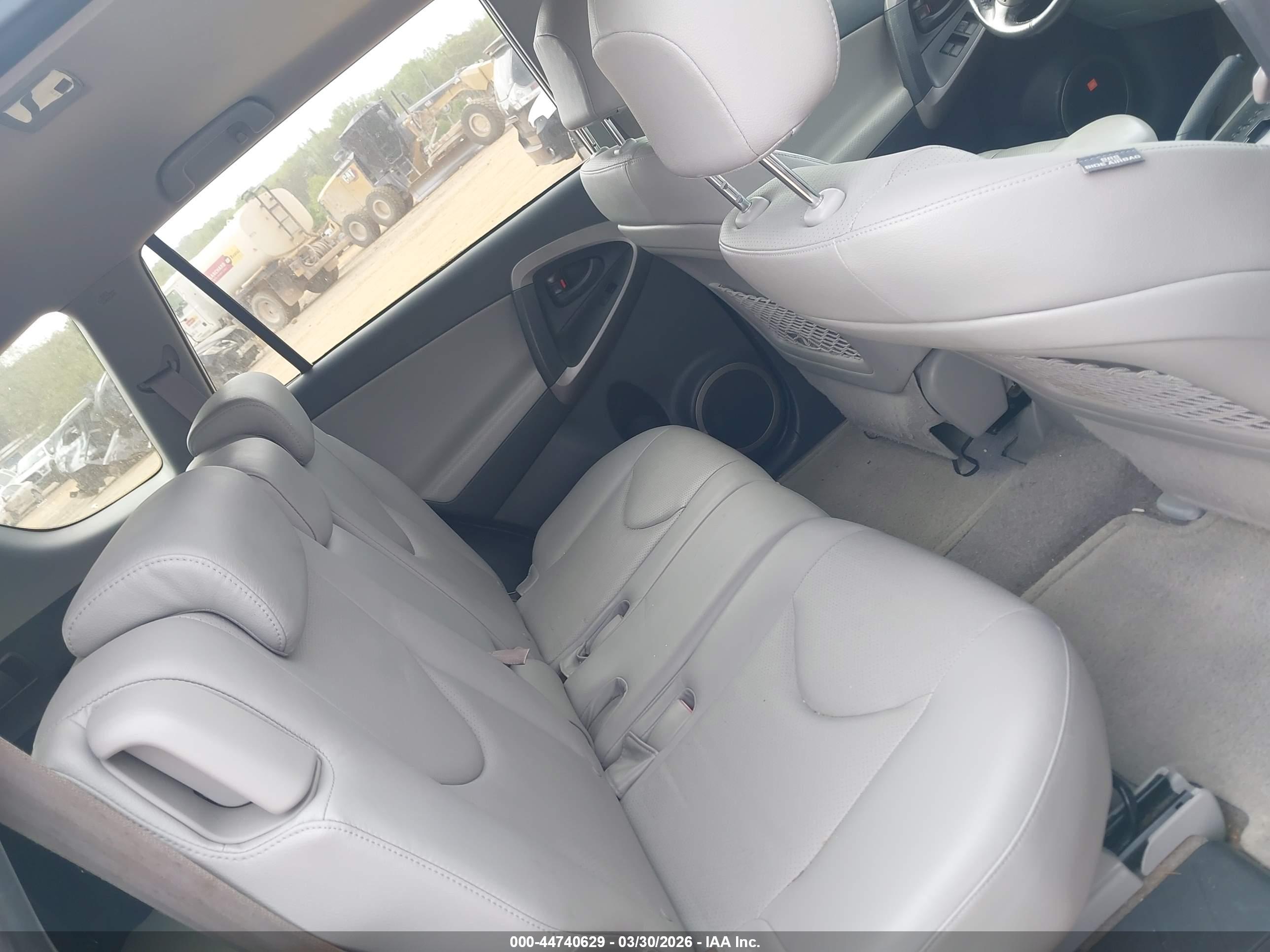TOYOTA RAV4 image 8
