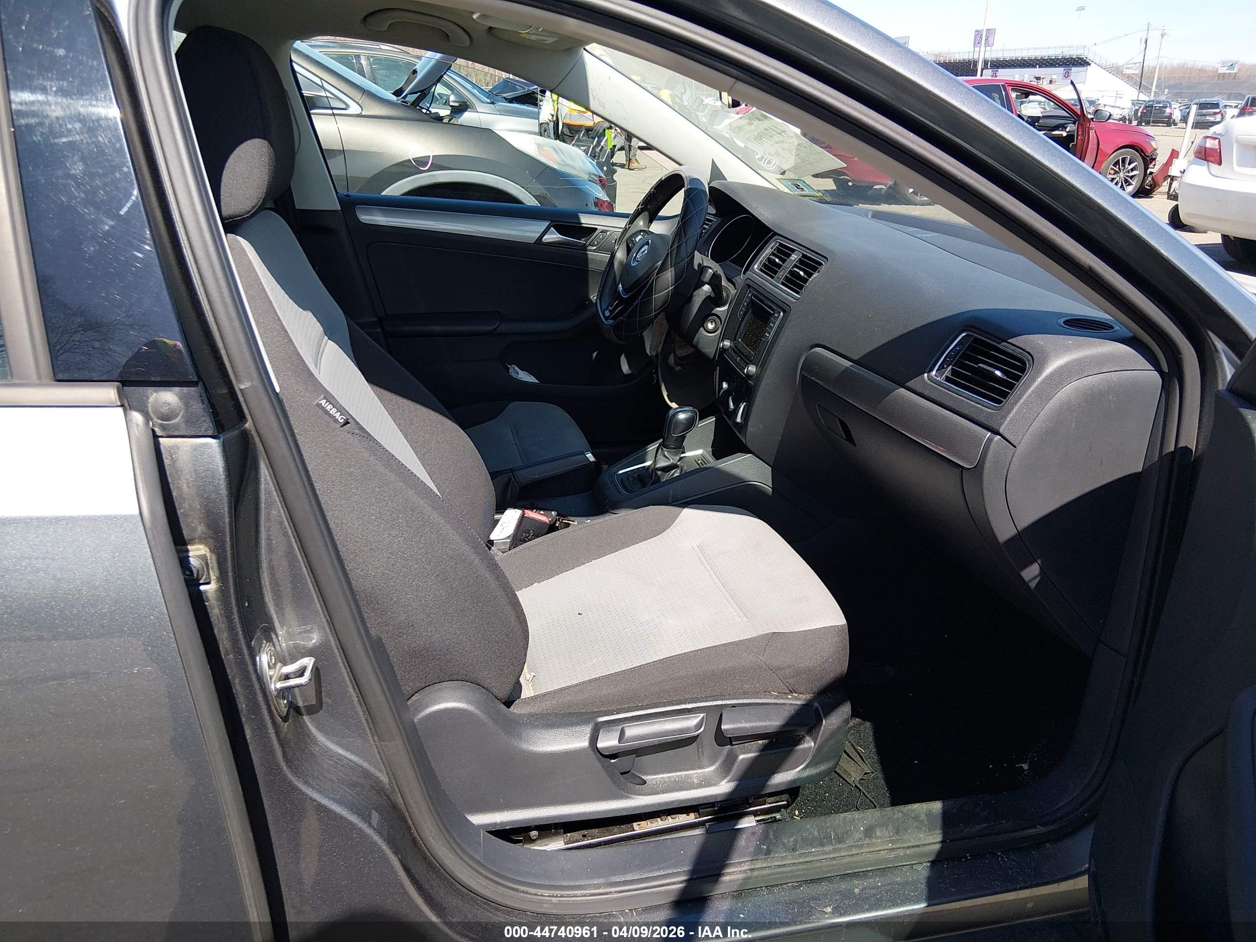 VOLKSWAGEN JETTA image 5