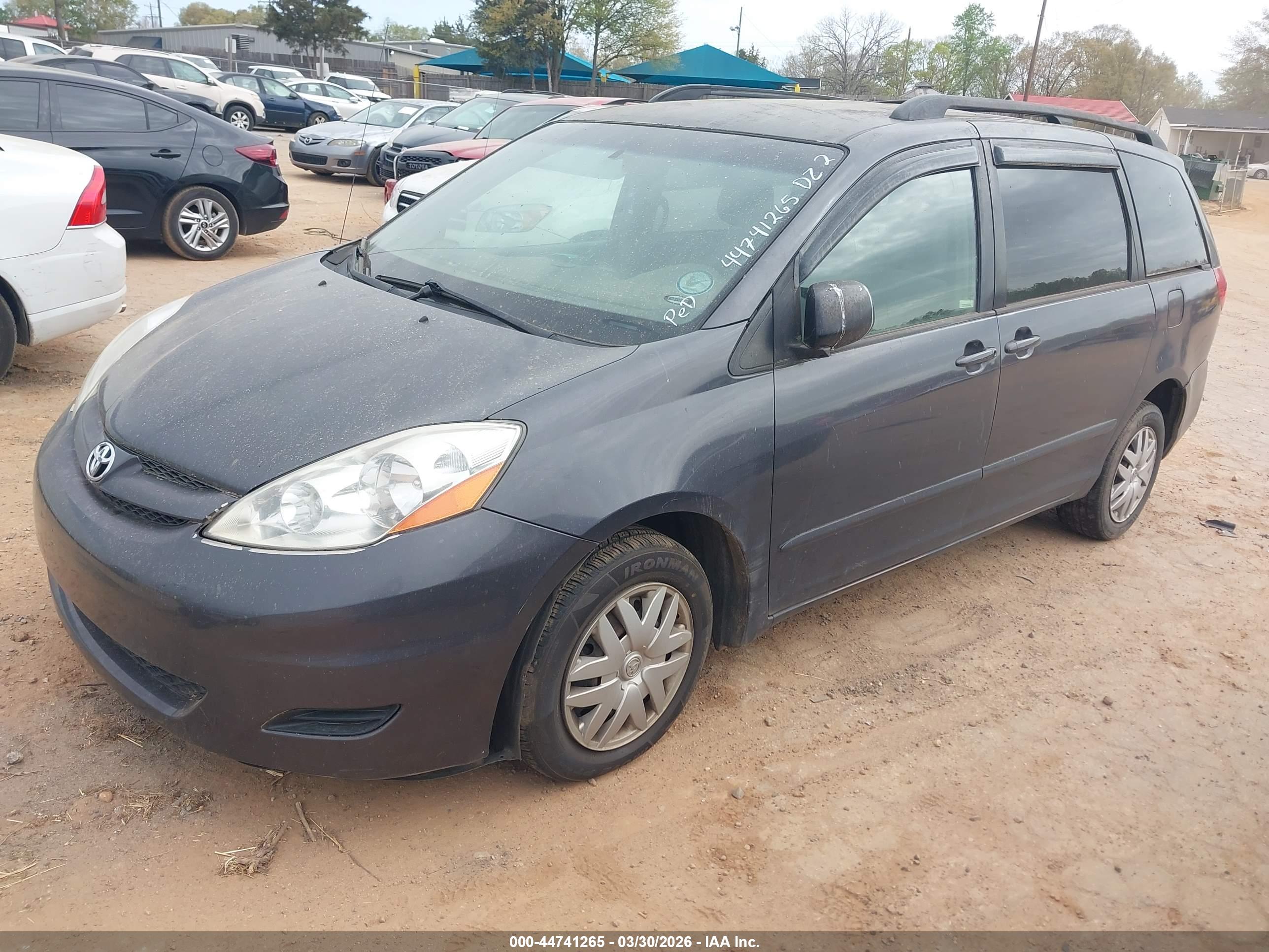 TOYOTA SIENNA image 2