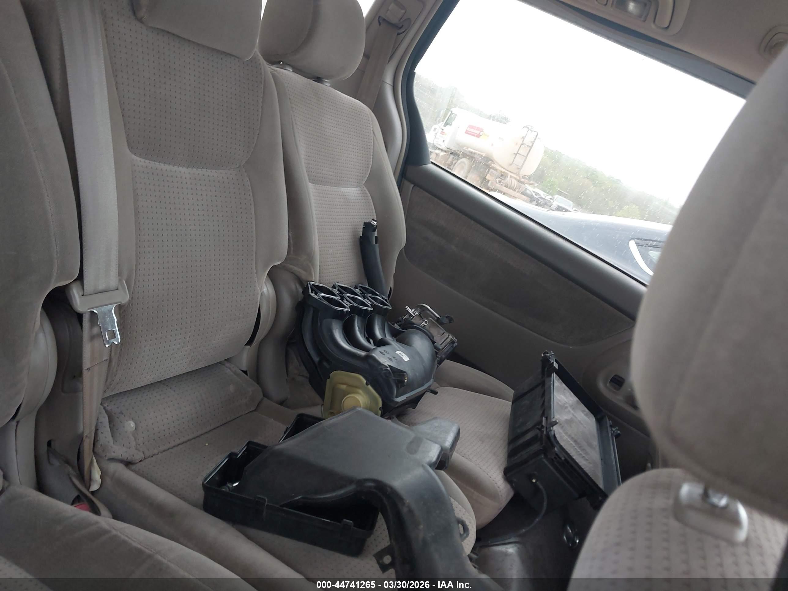 TOYOTA SIENNA image 8