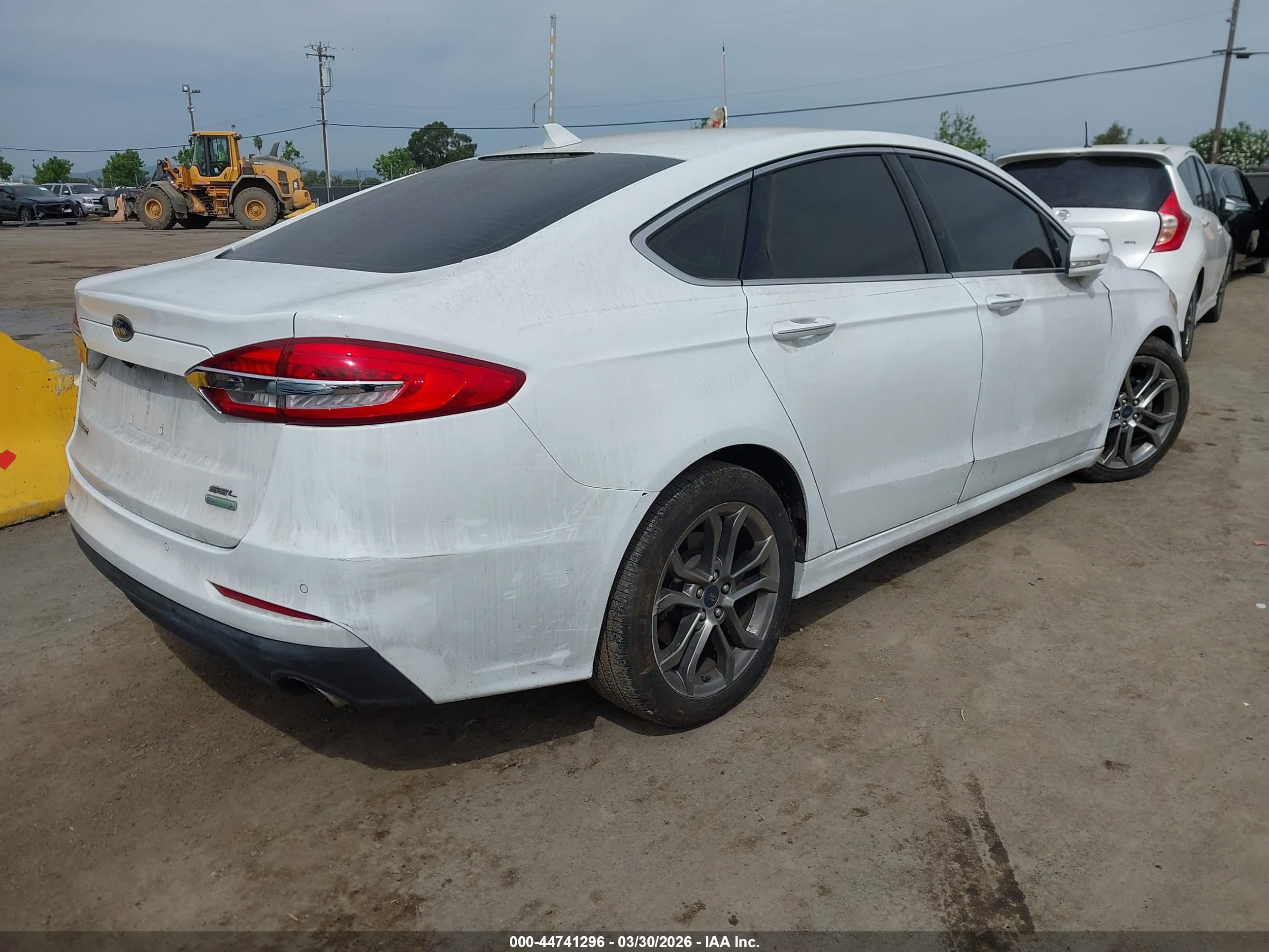FORD FUSION image 4