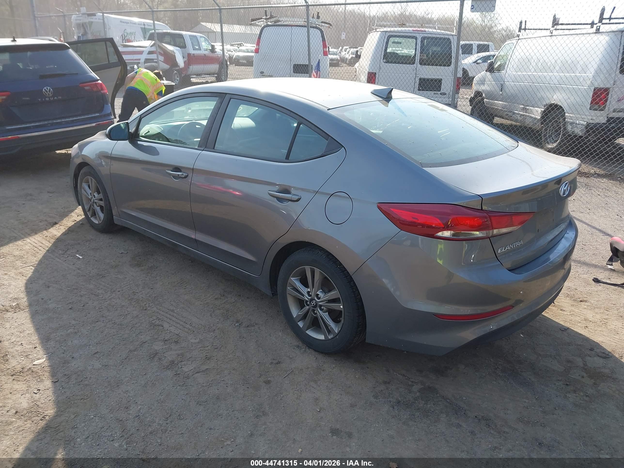 HYUNDAI ELANTRA image 3