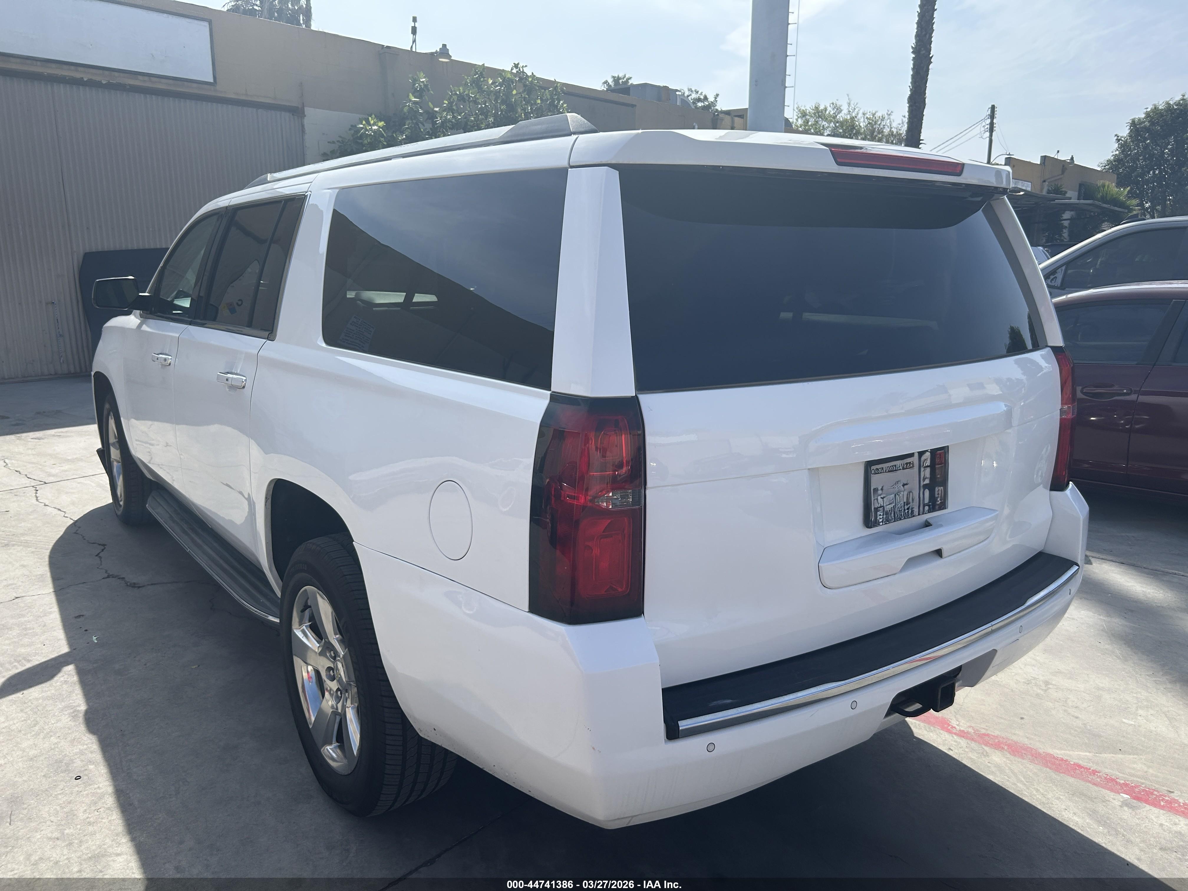 CHEVROLET SUBURBAN image 3