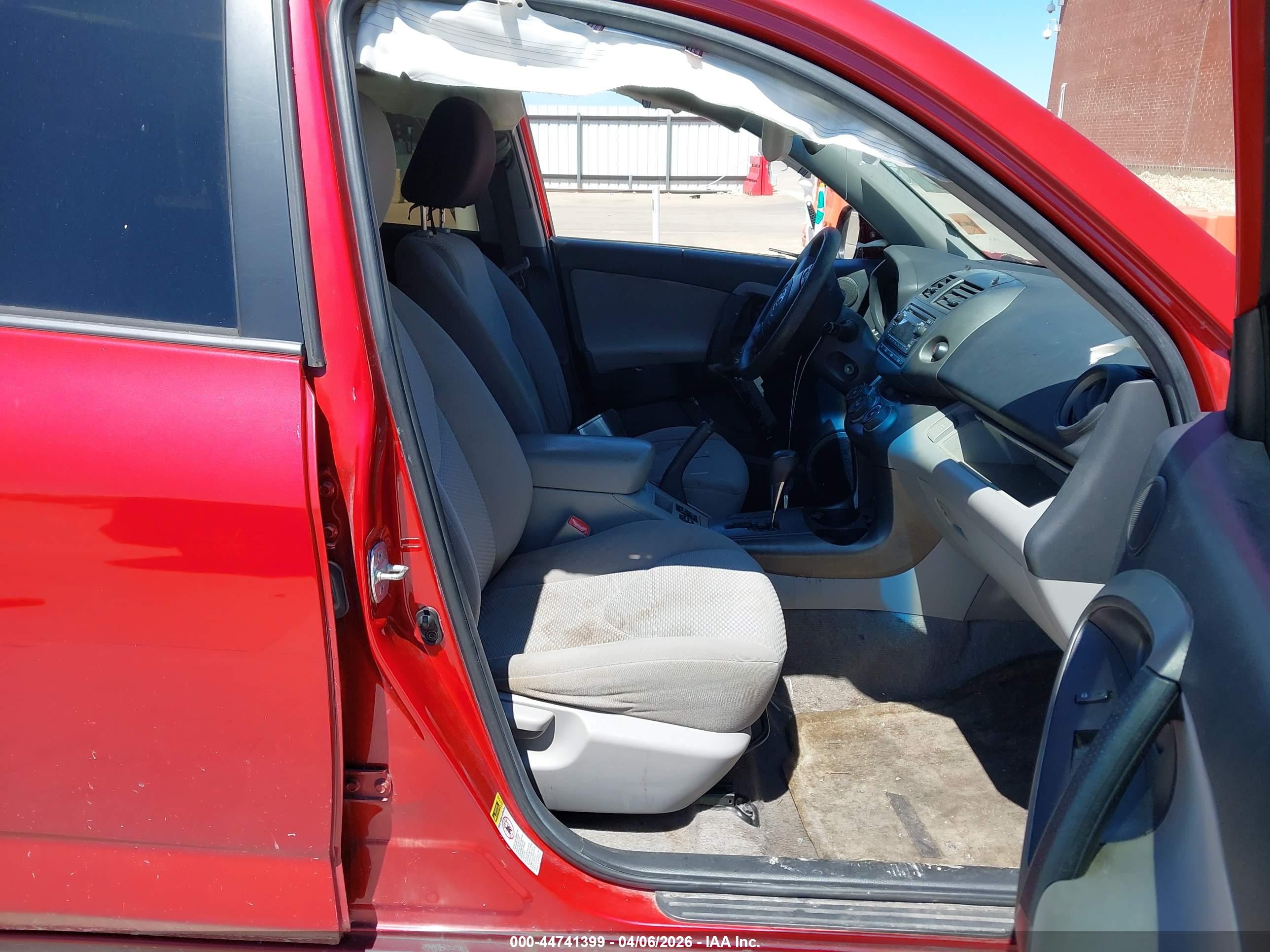 TOYOTA RAV4 image 5