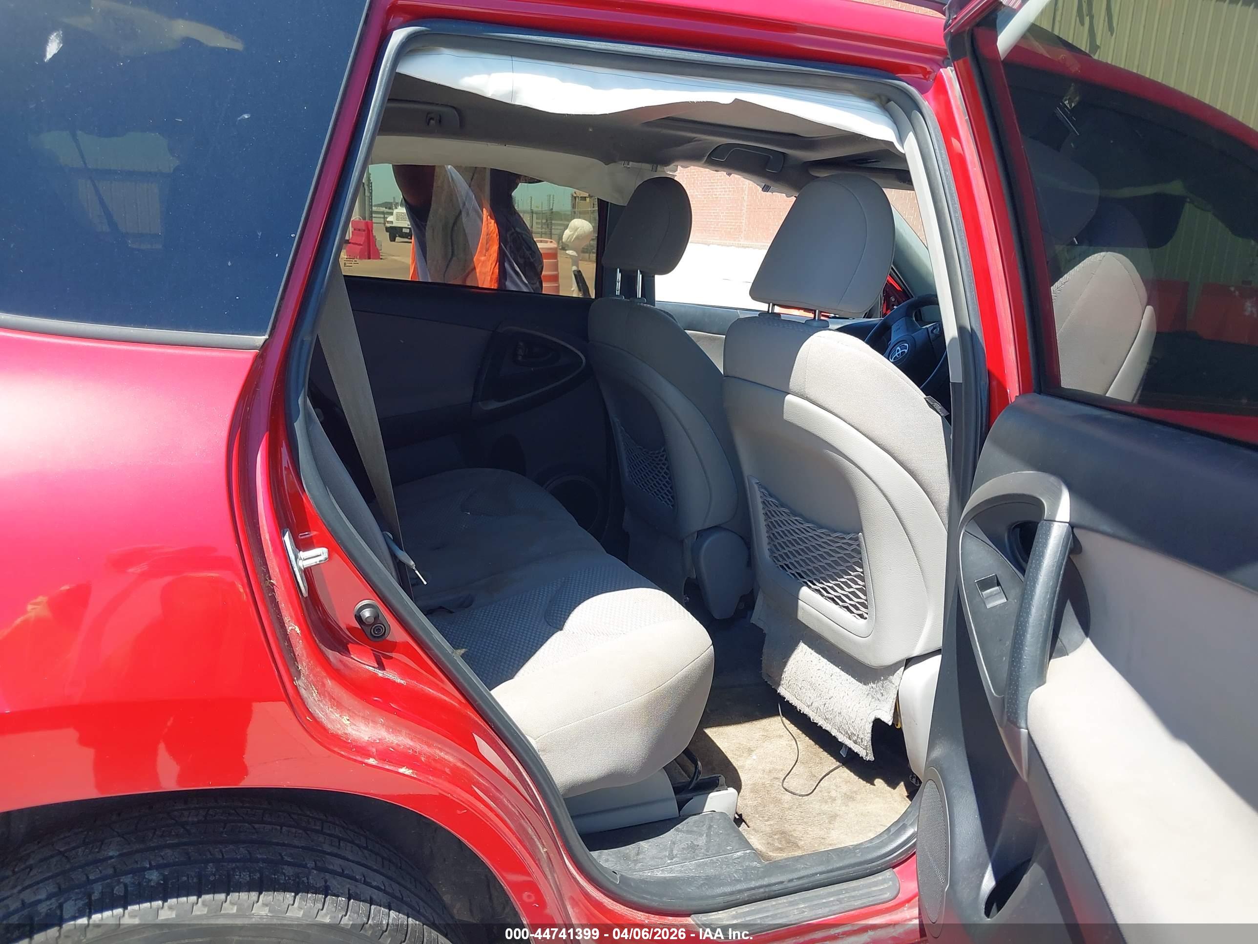 TOYOTA RAV4 image 8