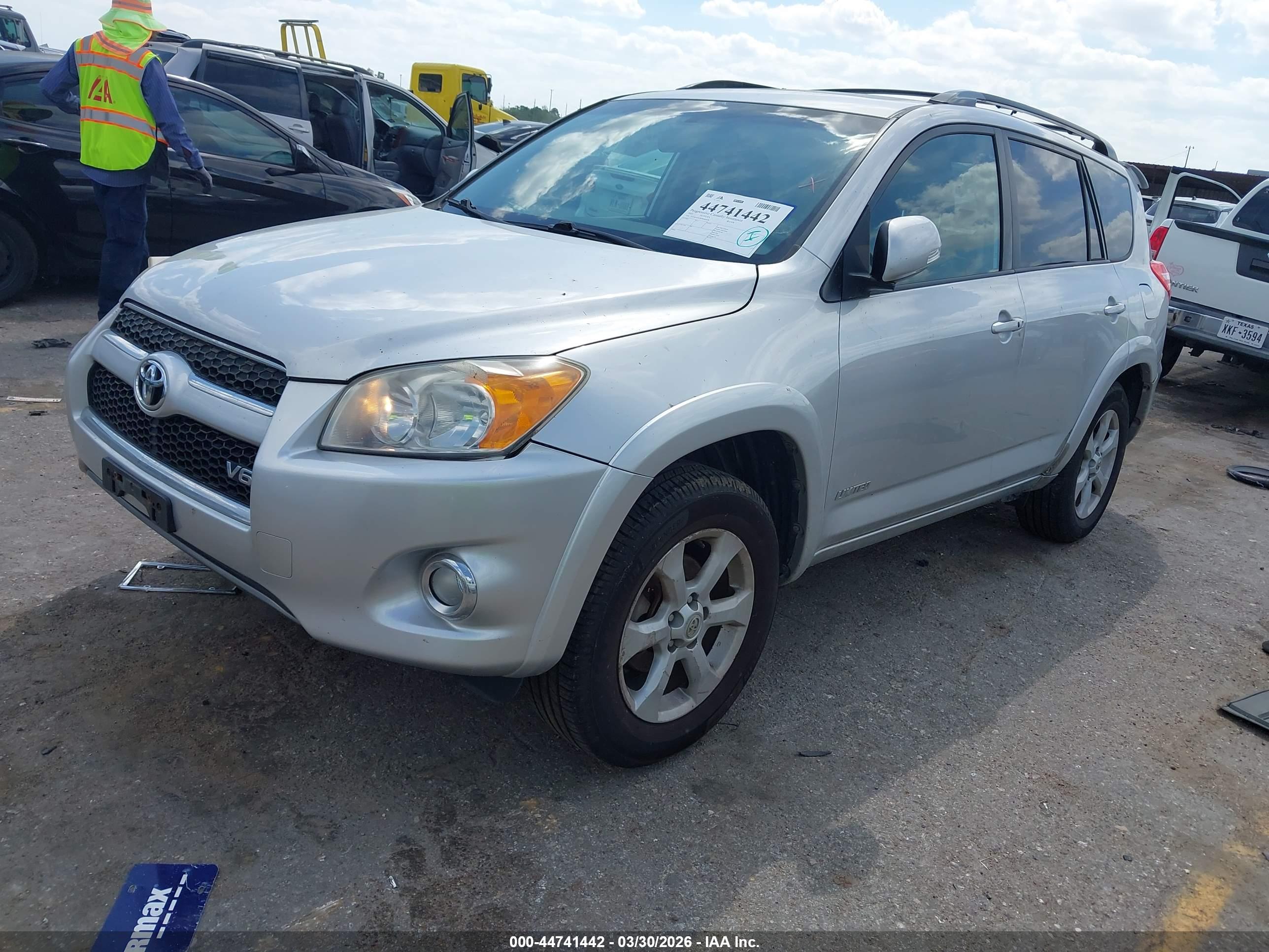 TOYOTA RAV4 image 2