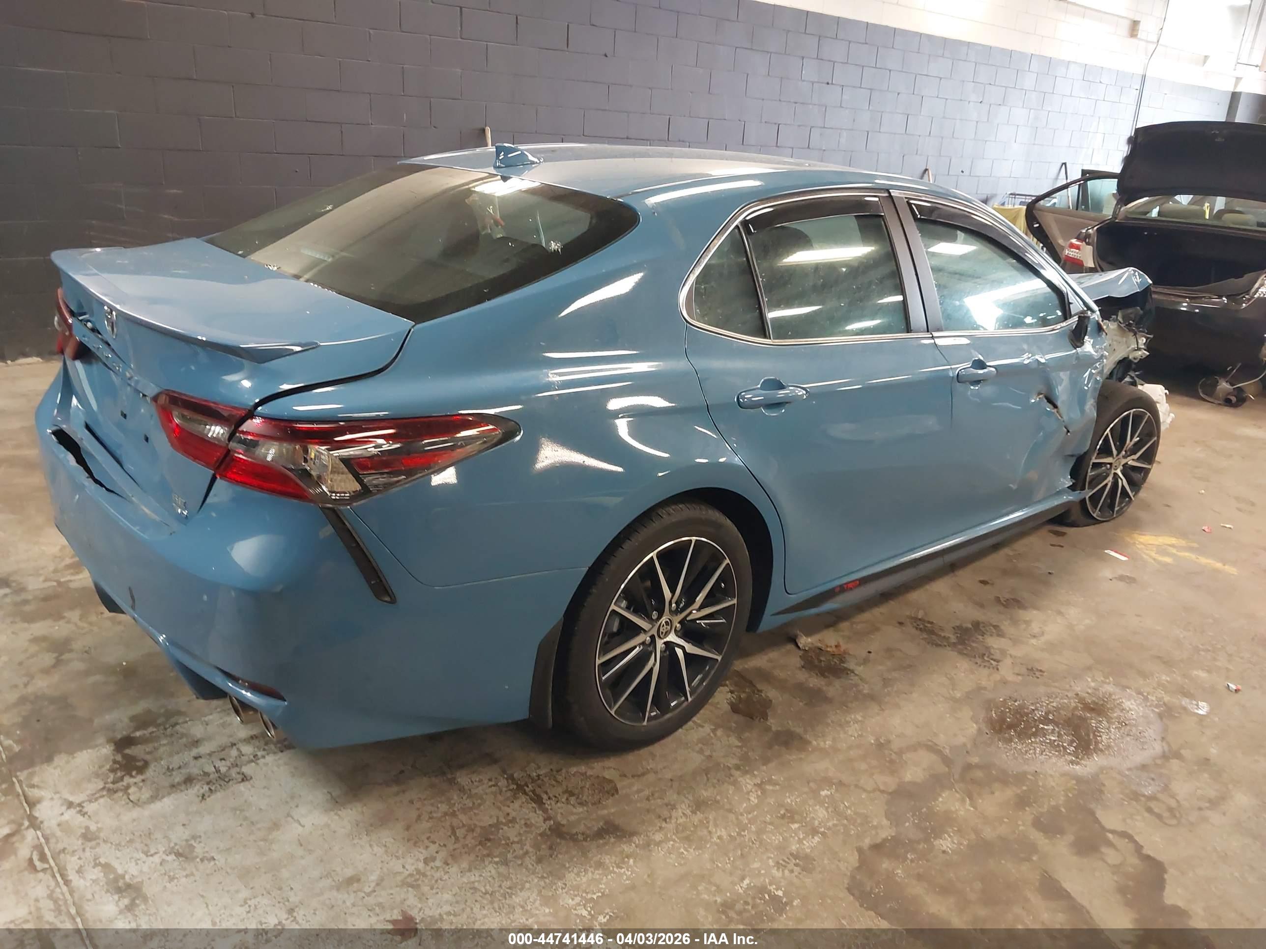 TOYOTA CAMRY image 4