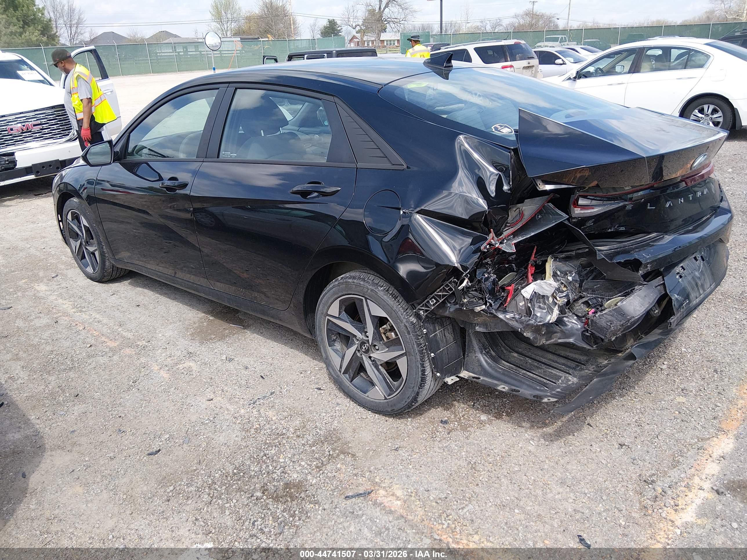HYUNDAI ELANTRA image 3