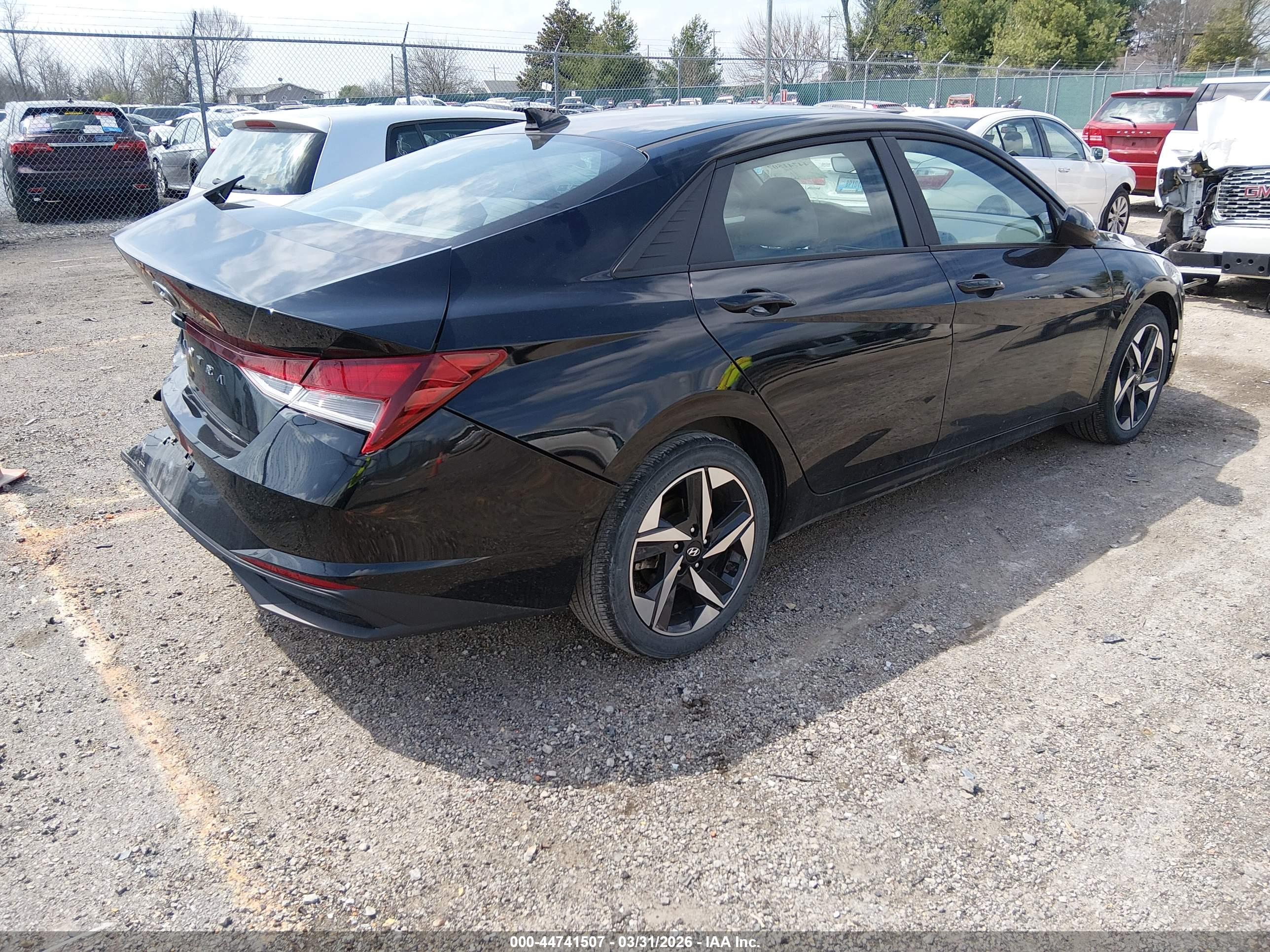 HYUNDAI ELANTRA image 4