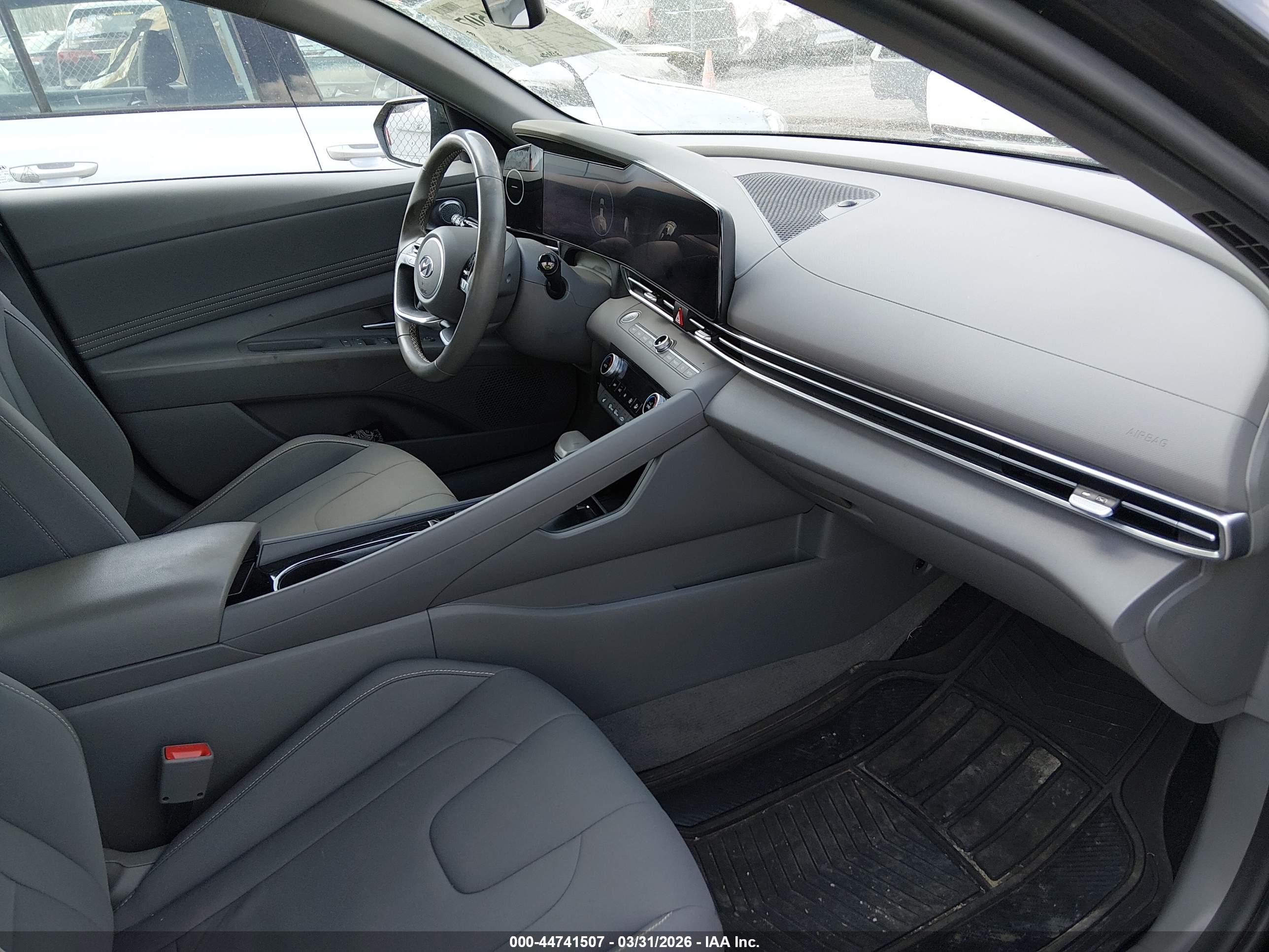 HYUNDAI ELANTRA image 5
