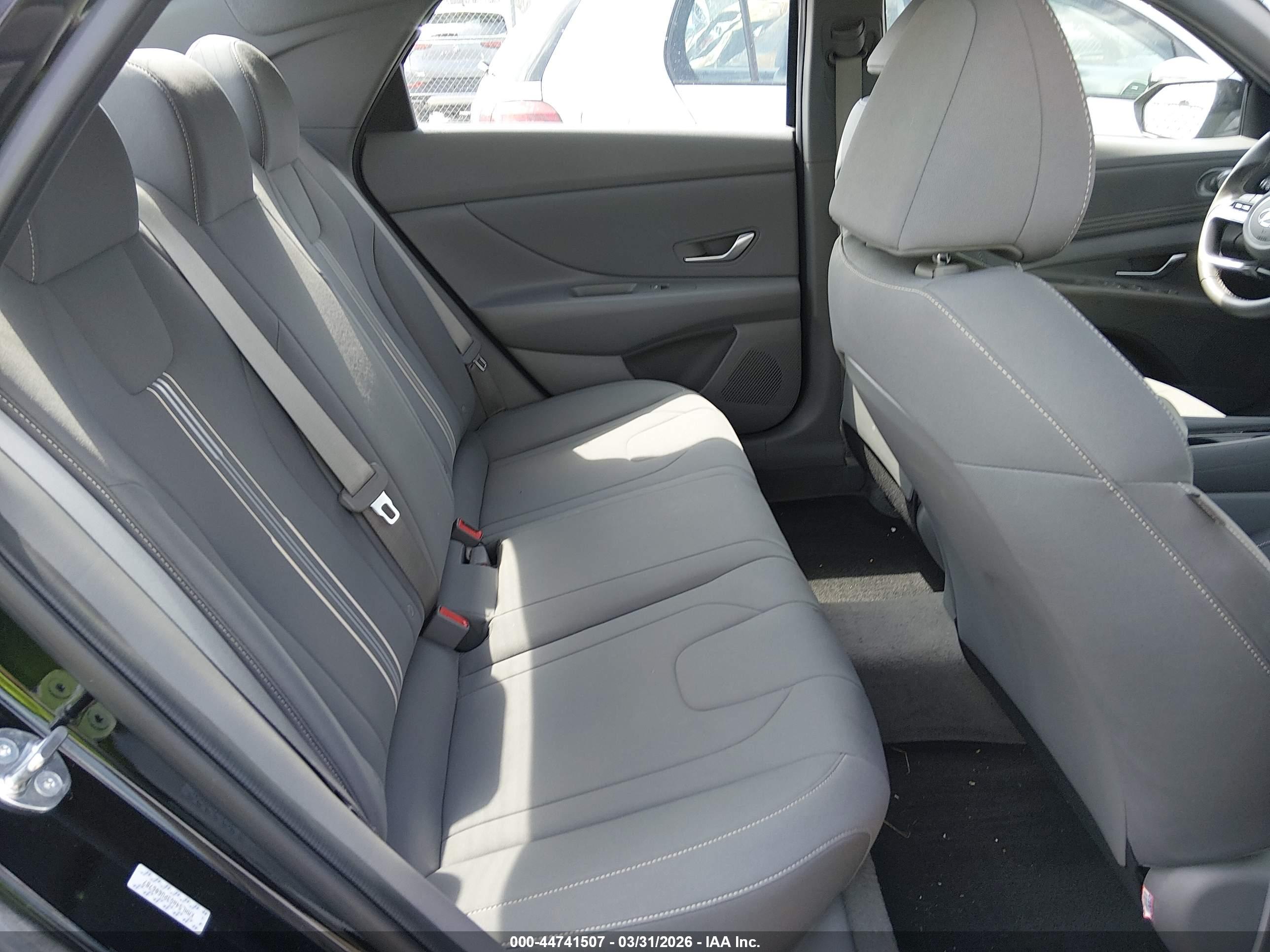 HYUNDAI ELANTRA image 8