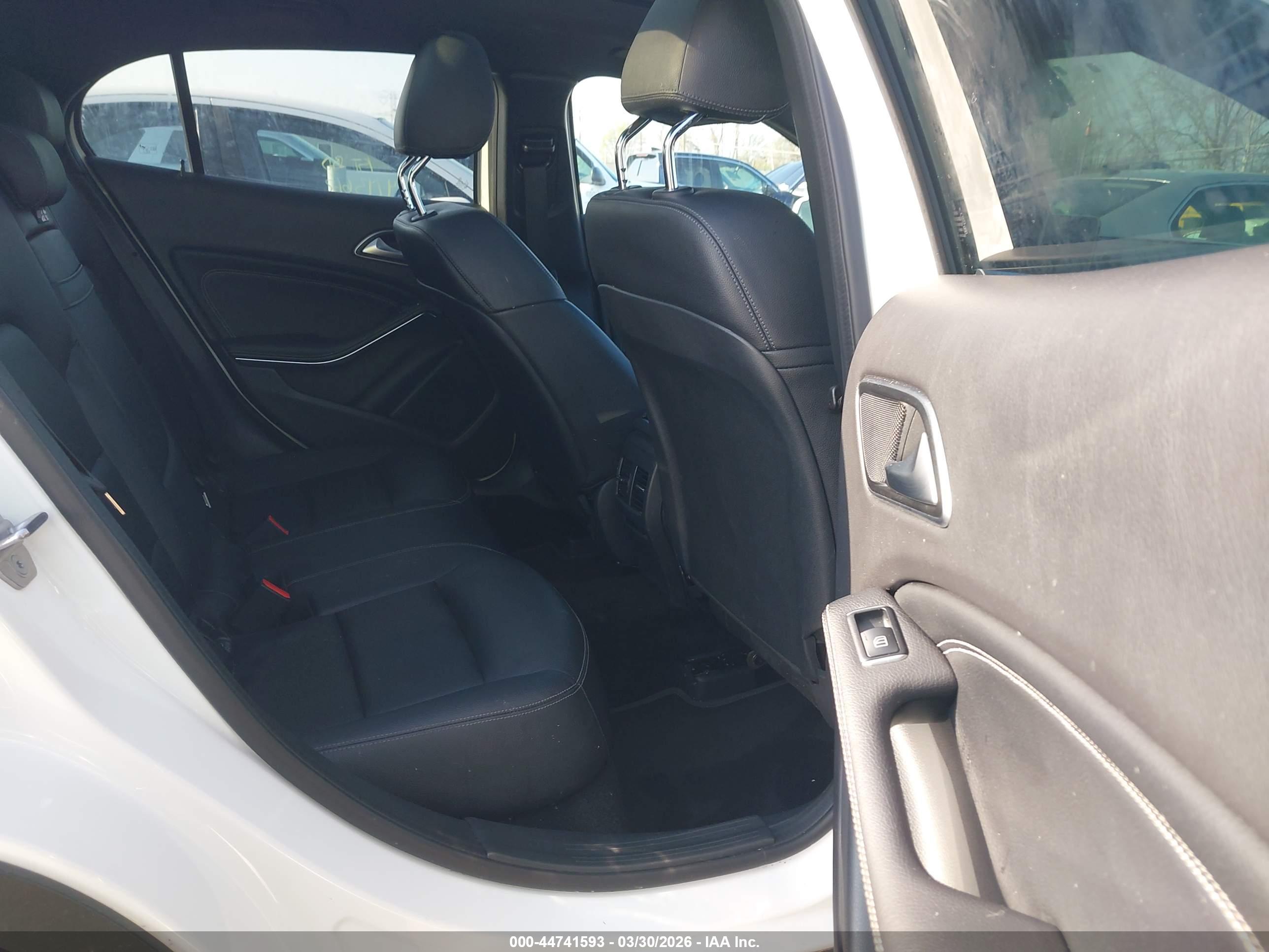 MERCEDES-BENZ GLA image 8