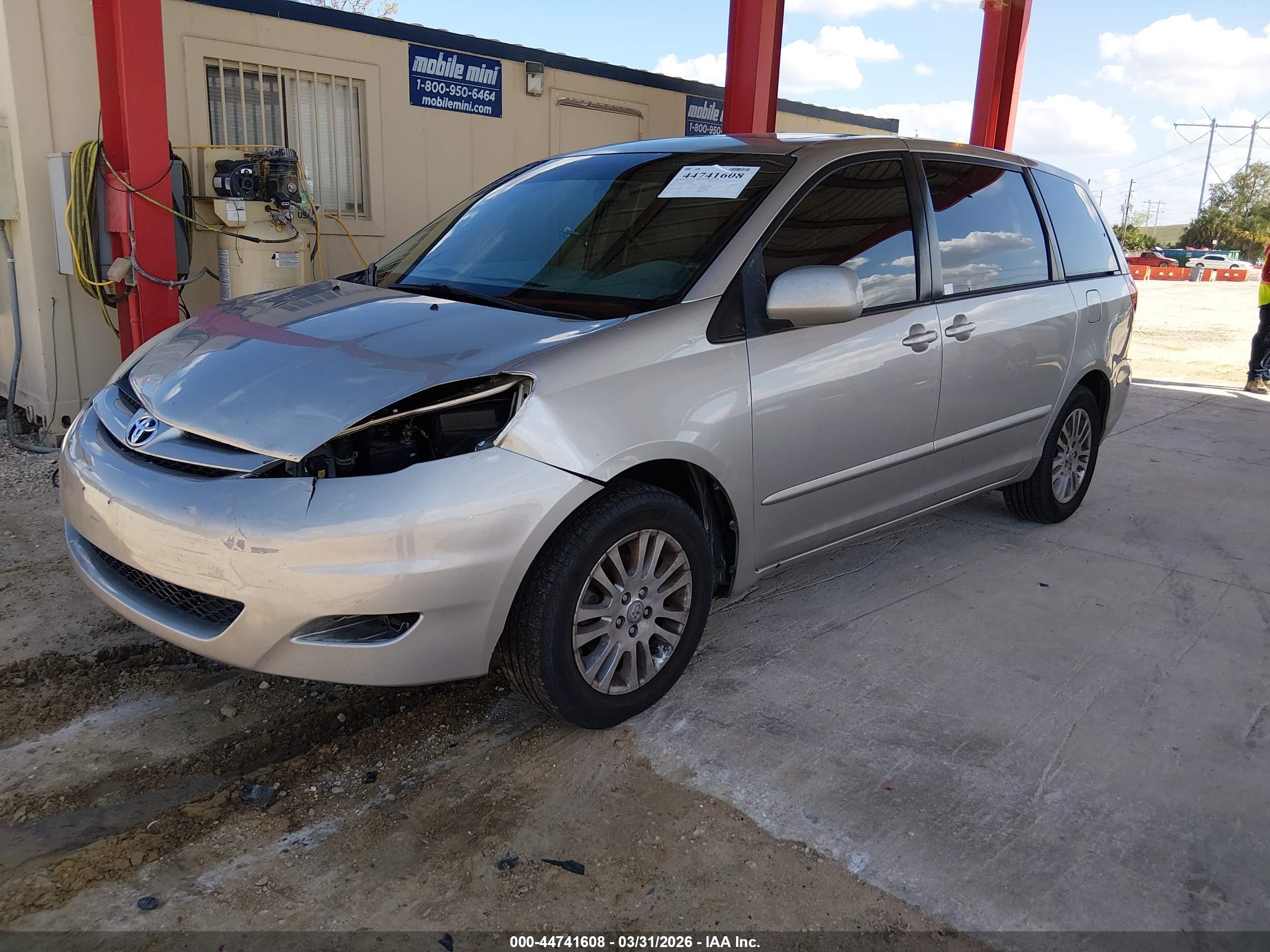 TOYOTA SIENNA image 2