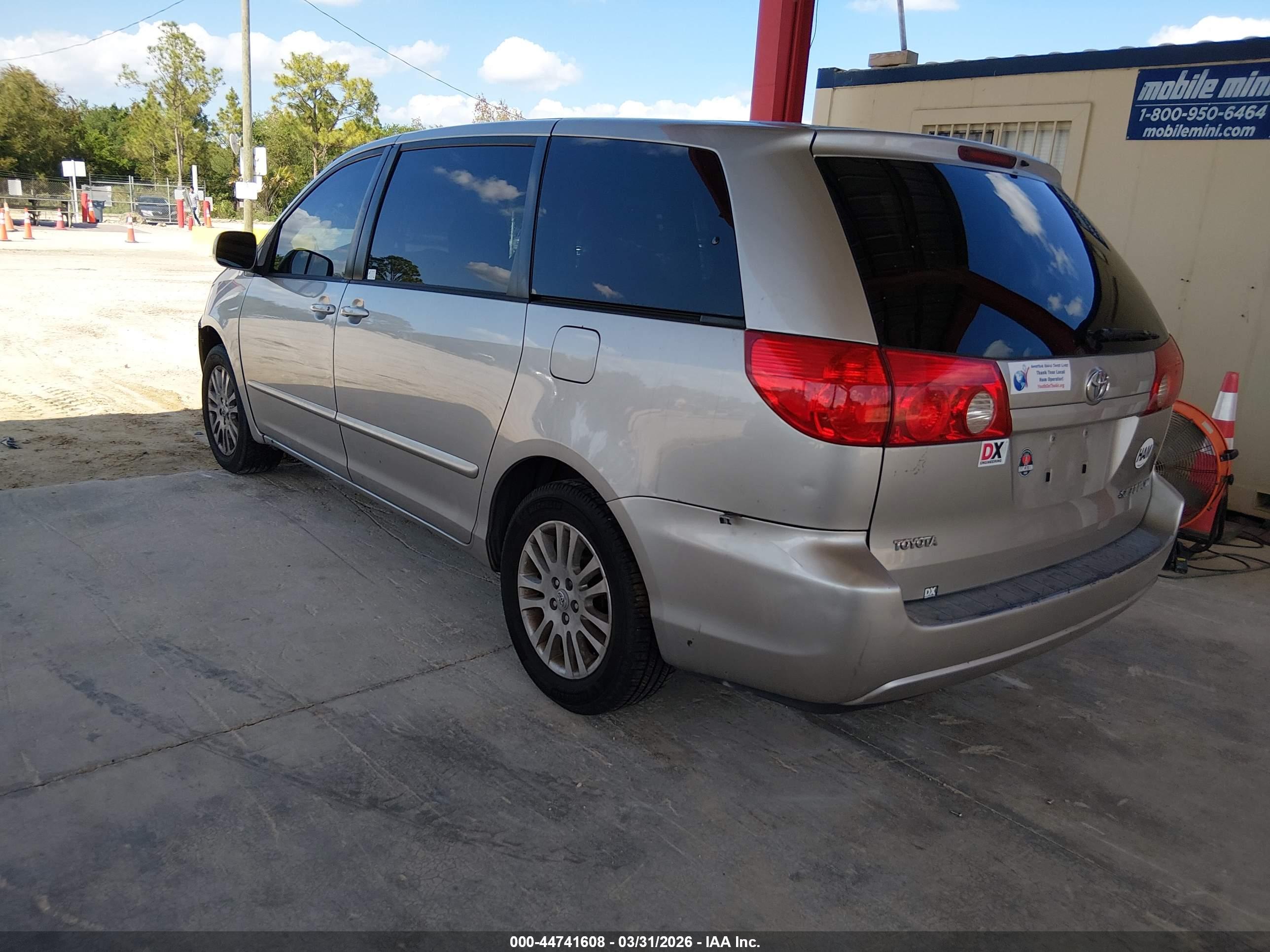 TOYOTA SIENNA image 3