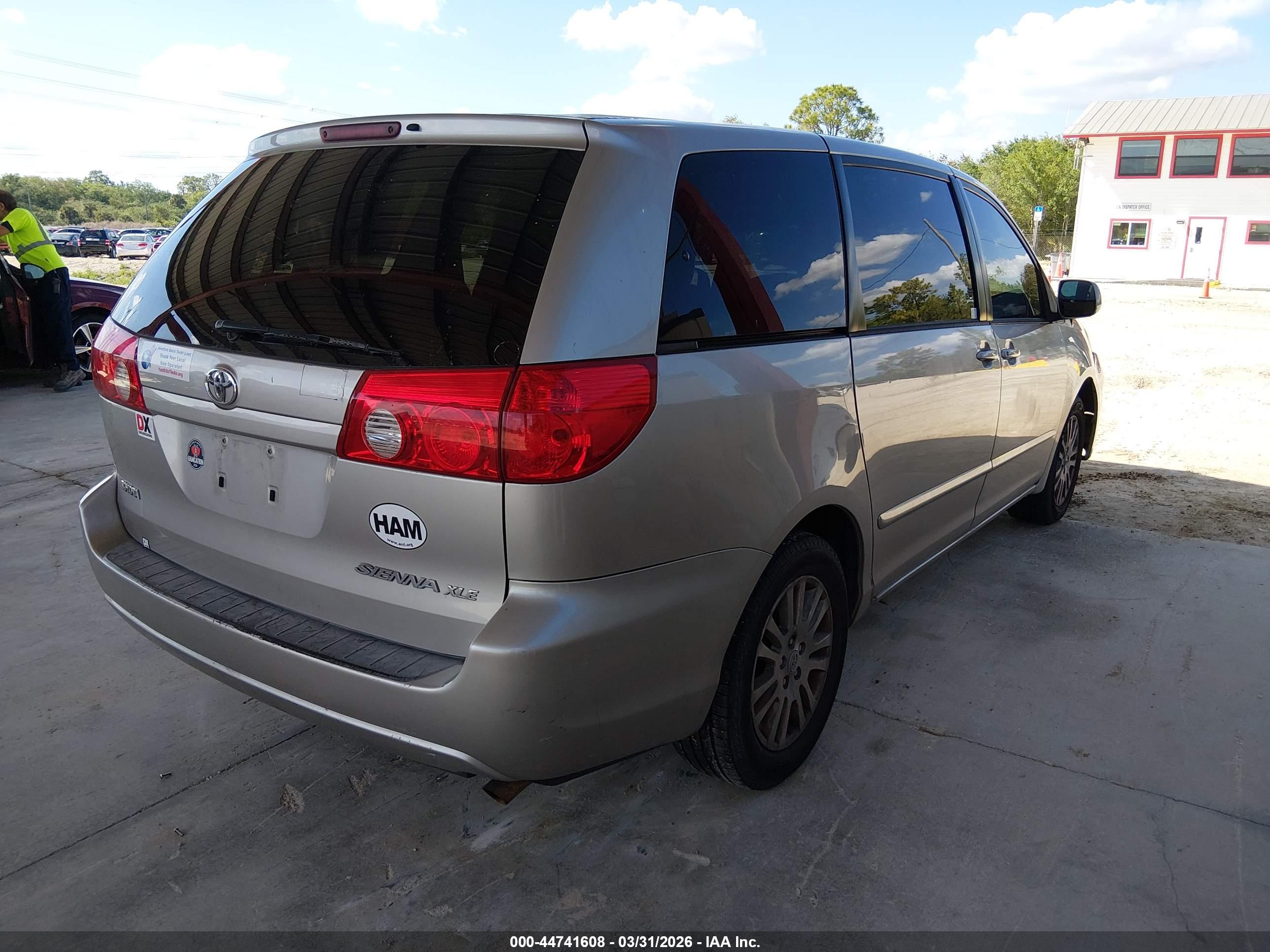TOYOTA SIENNA image 4