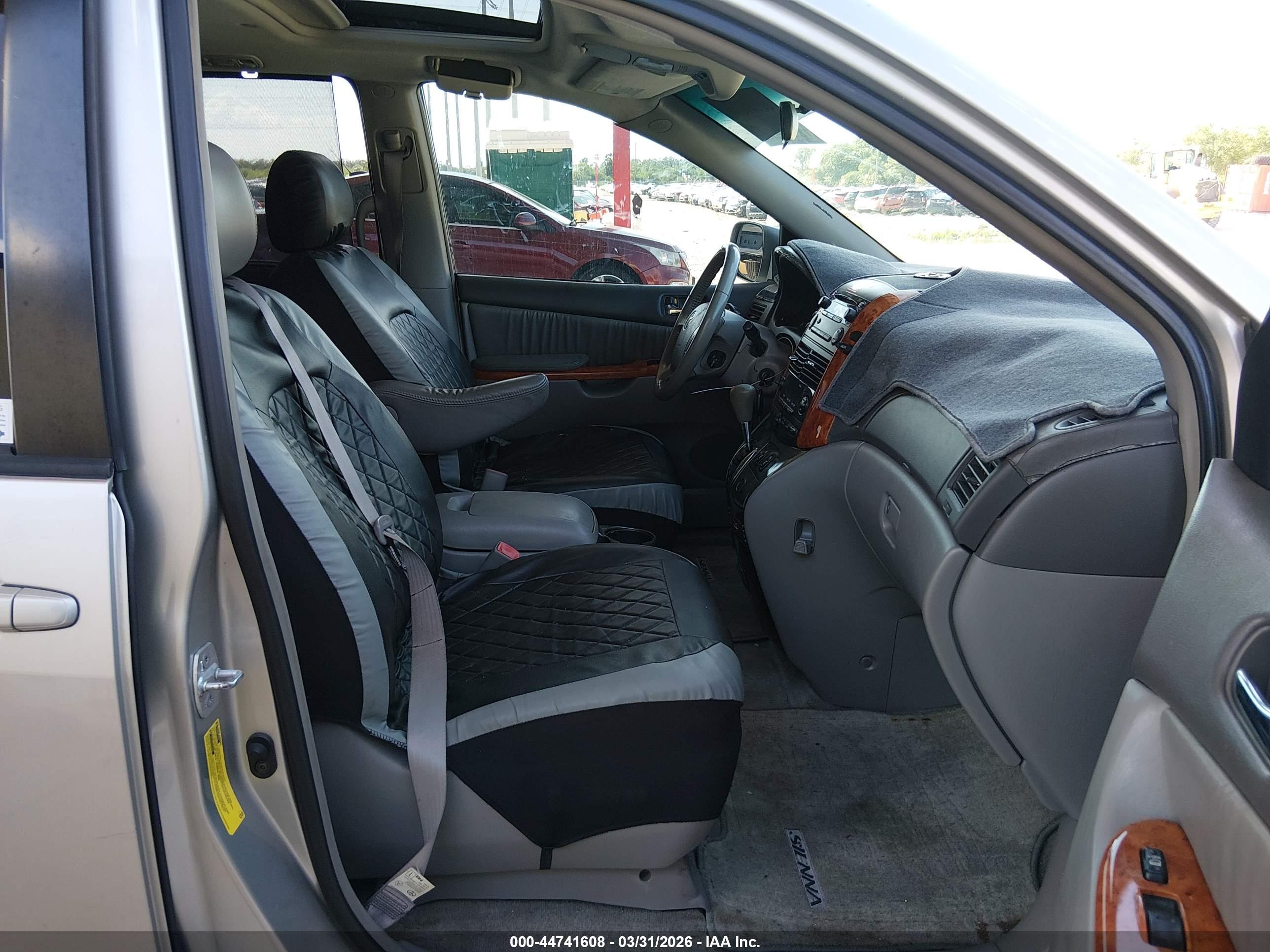 TOYOTA SIENNA image 5