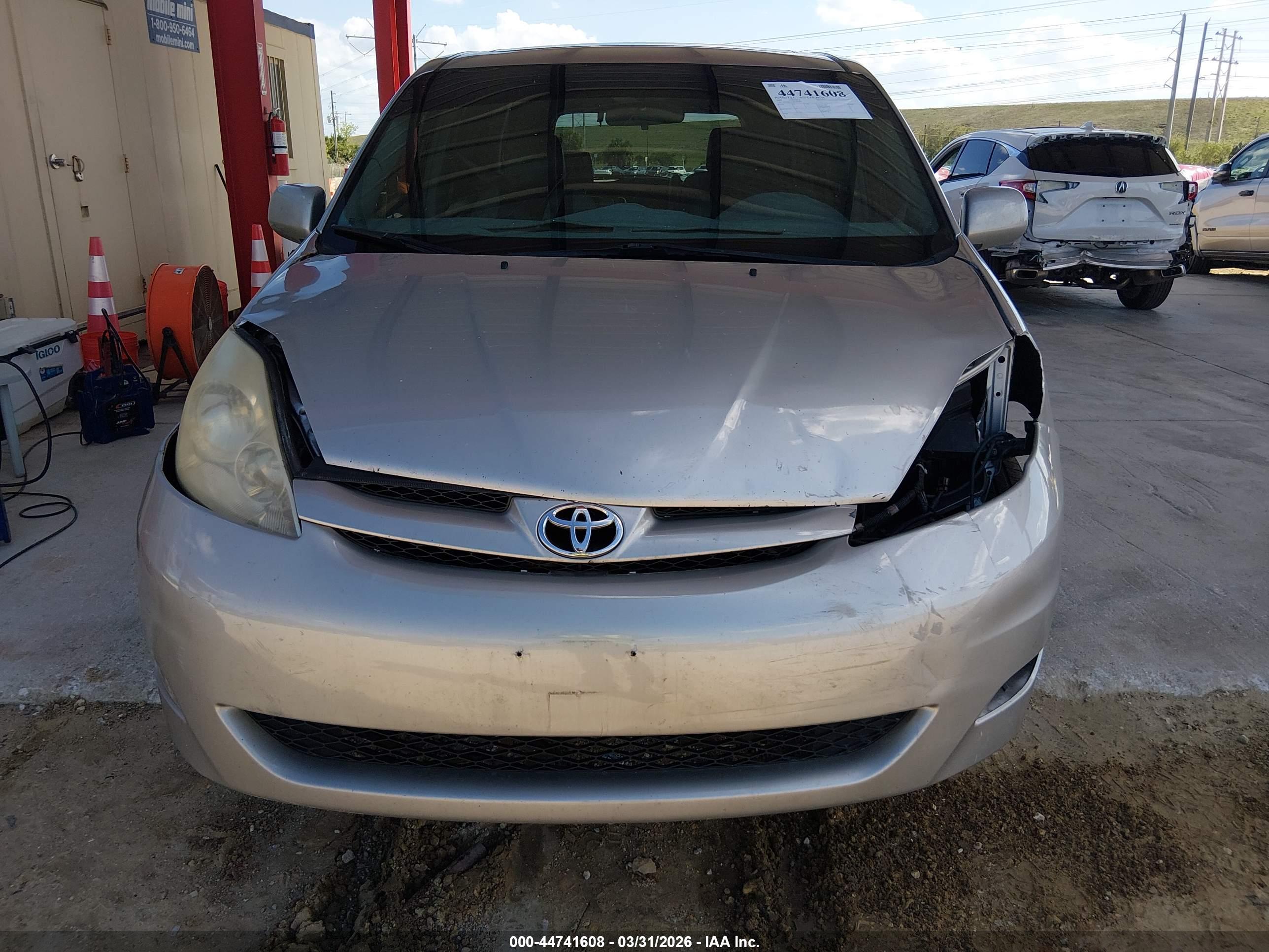 TOYOTA SIENNA image 6