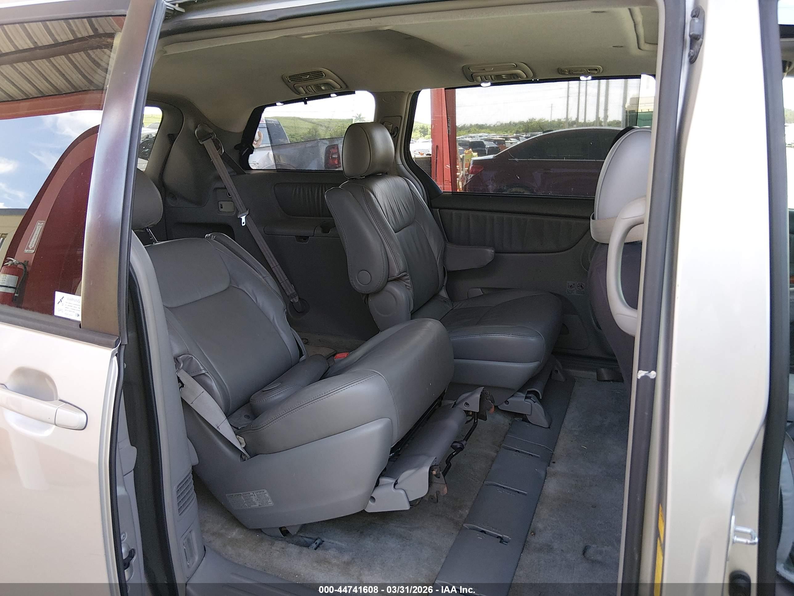 TOYOTA SIENNA image 8