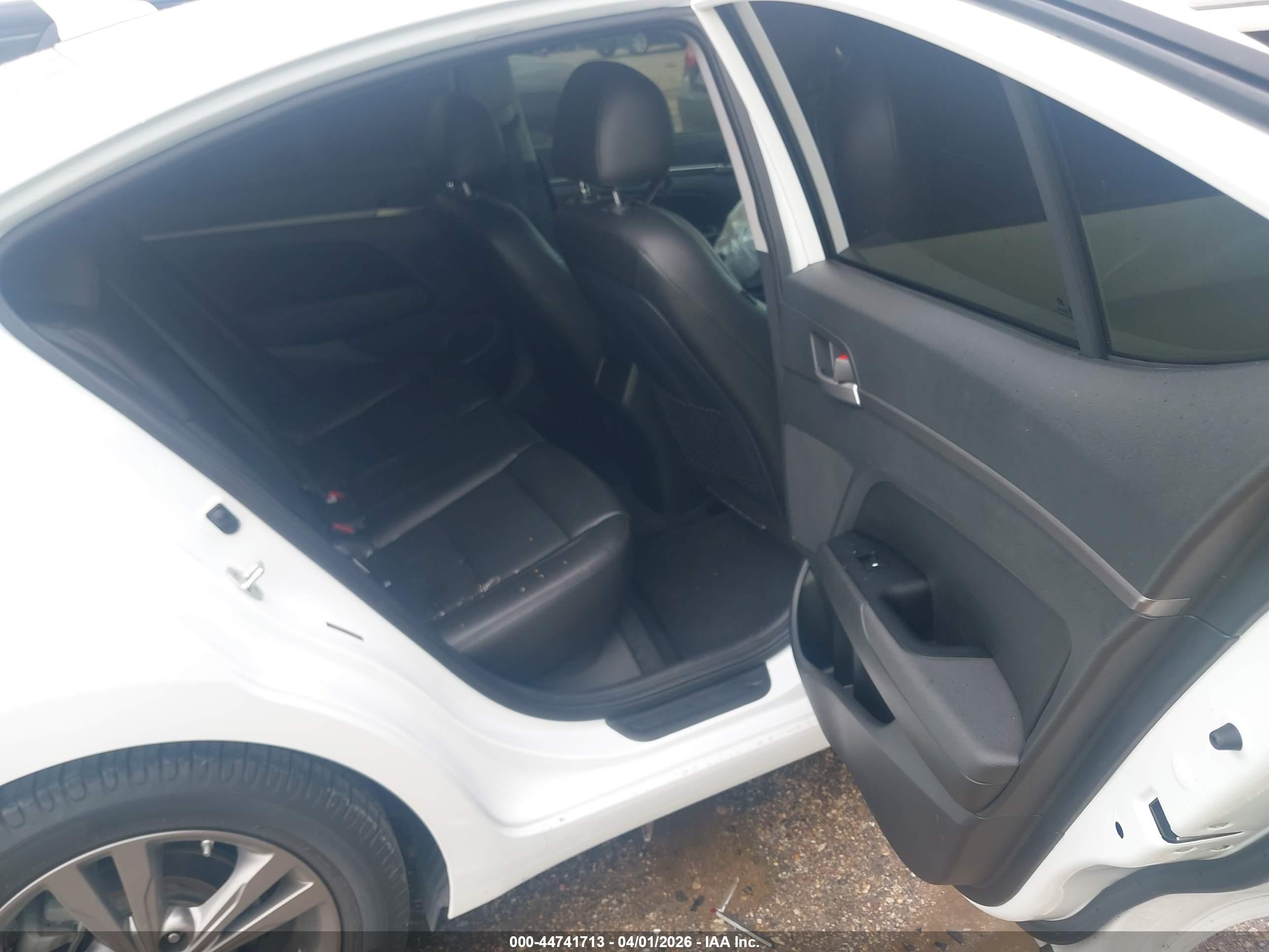 HYUNDAI ELANTRA image 8