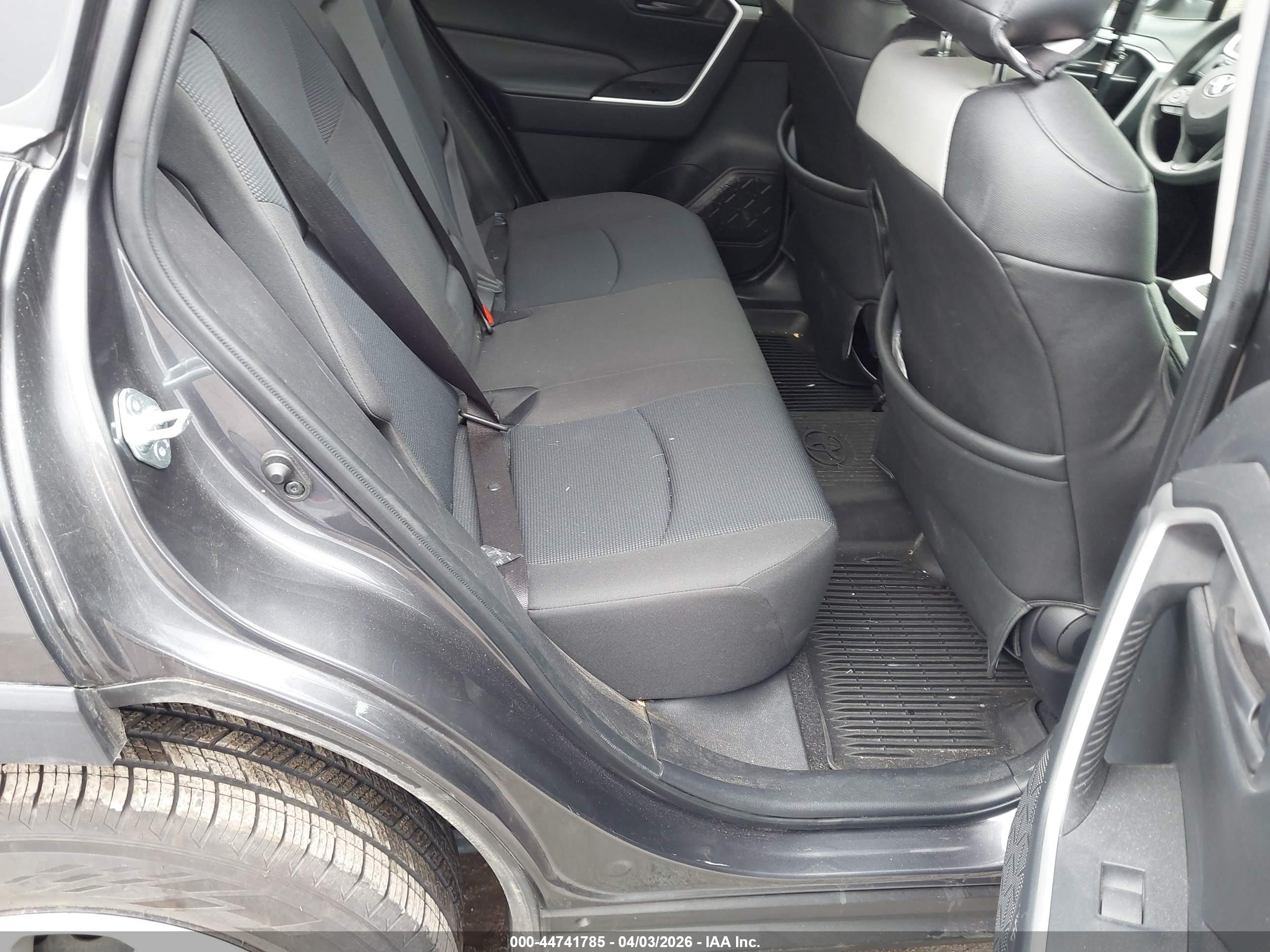 TOYOTA RAV4 image 8