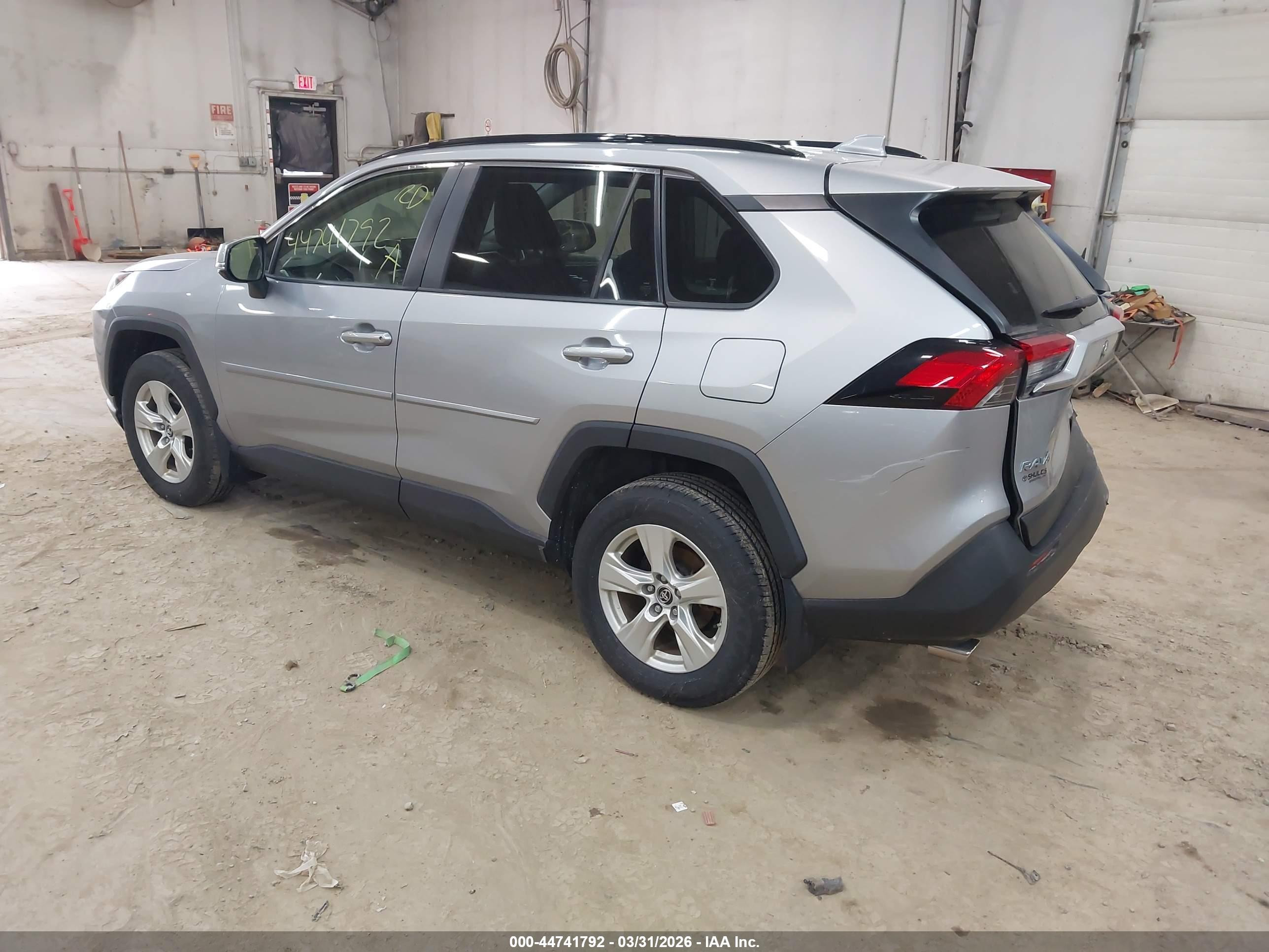 TOYOTA RAV4 image 3