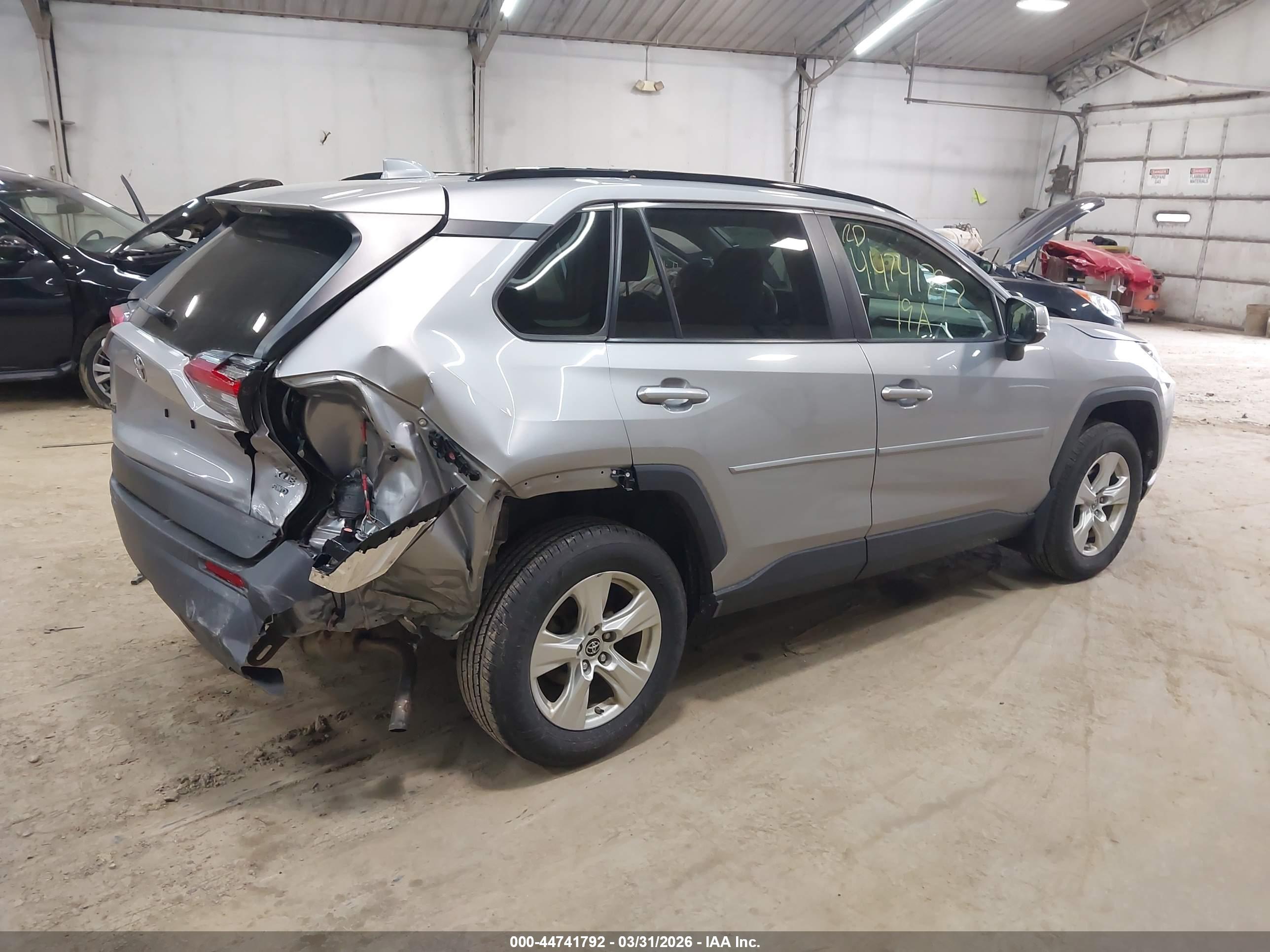 TOYOTA RAV4 image 4
