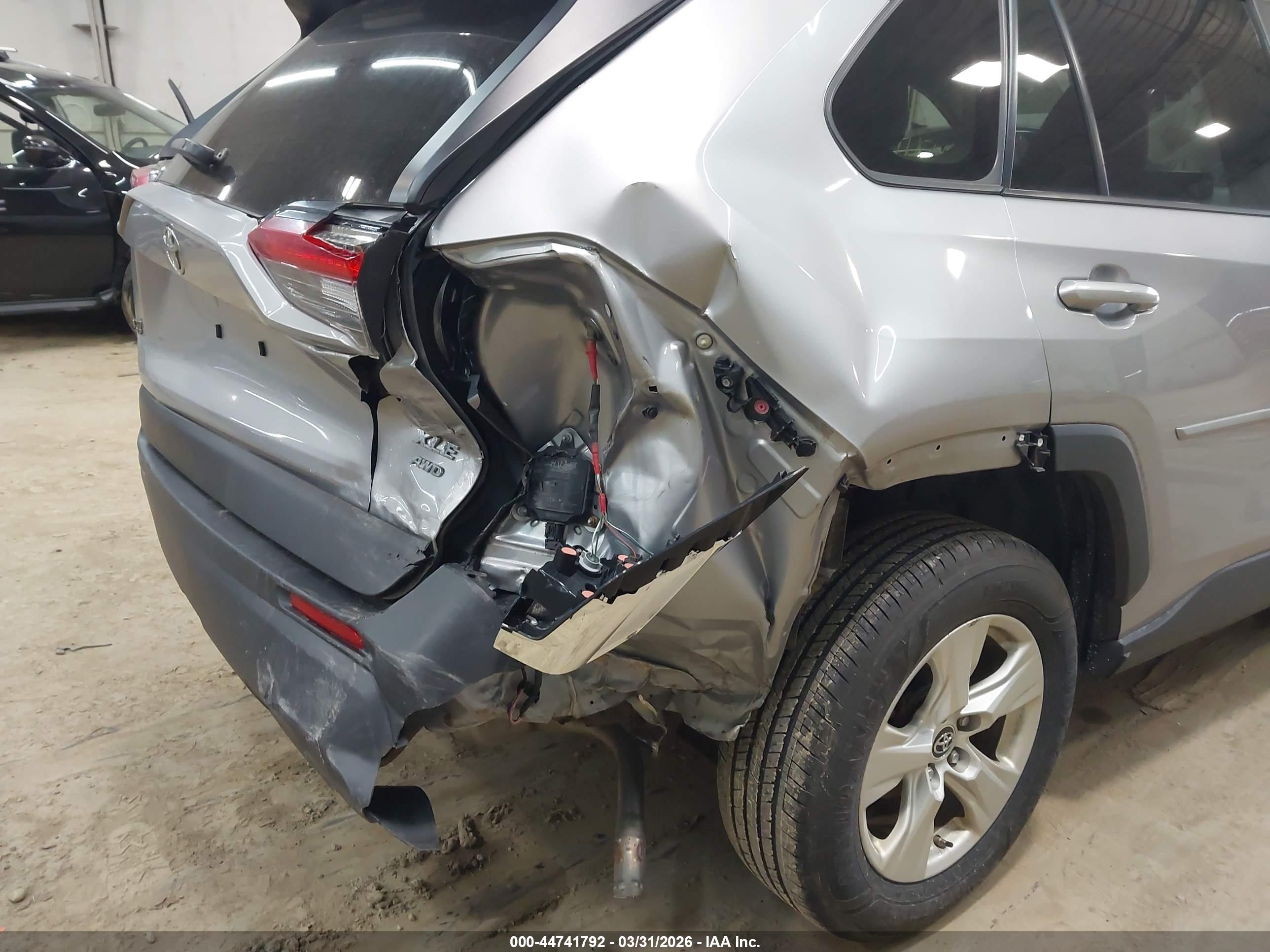 TOYOTA RAV4 image 6
