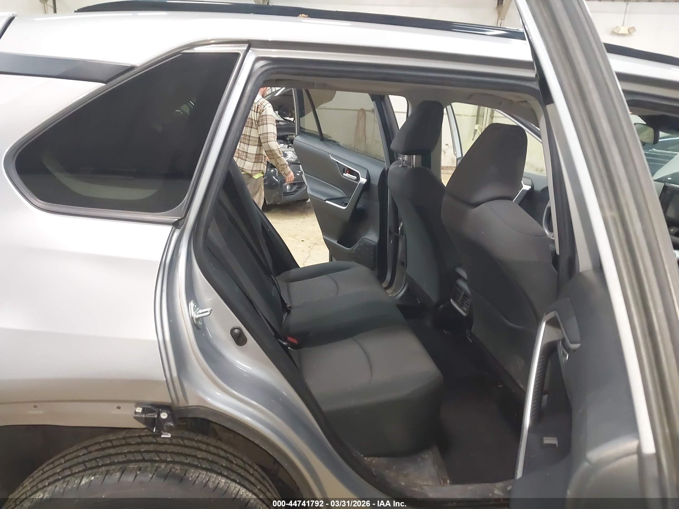 TOYOTA RAV4 image 8