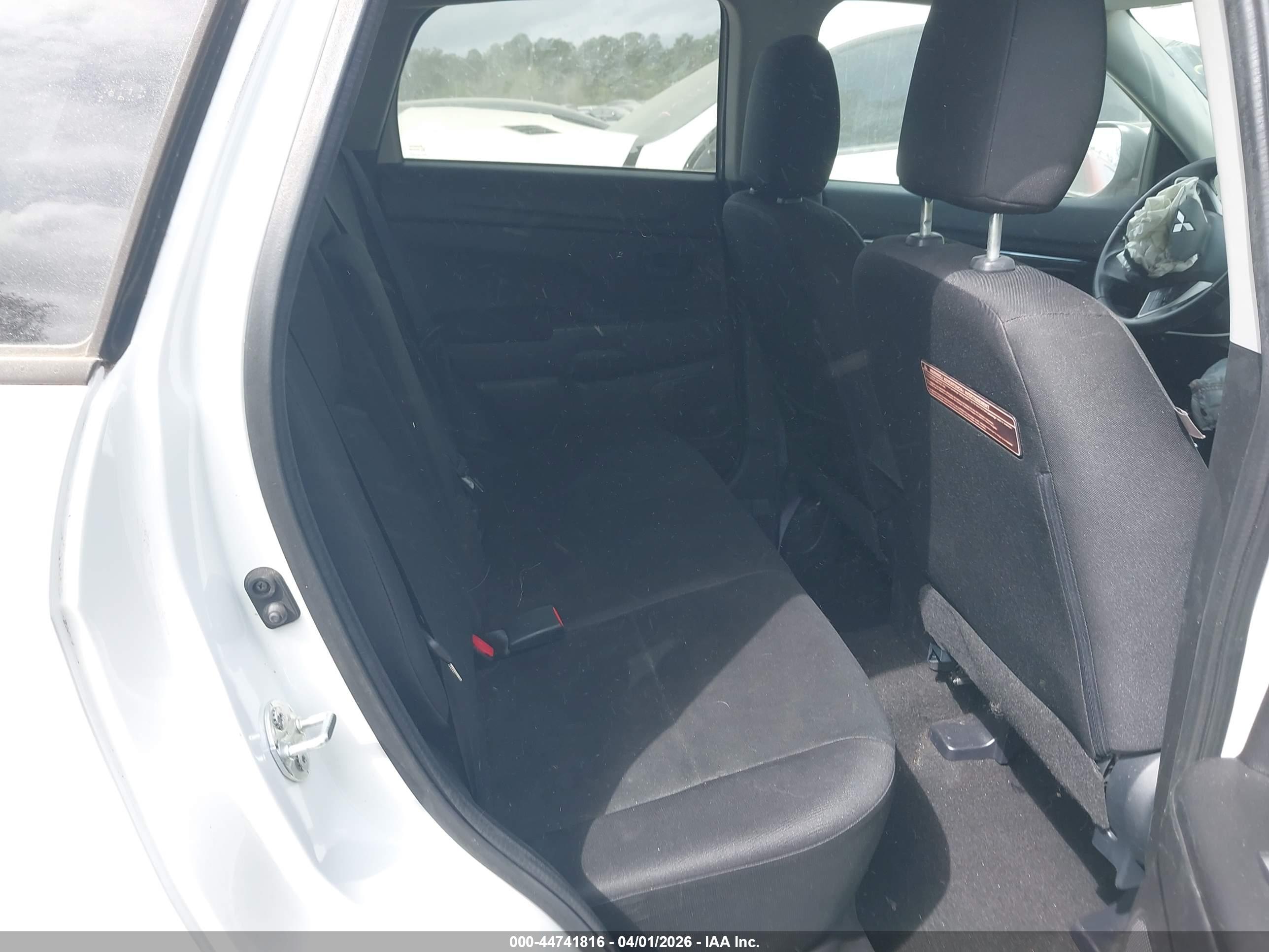 MITSUBISHI OUTLANDER image 8