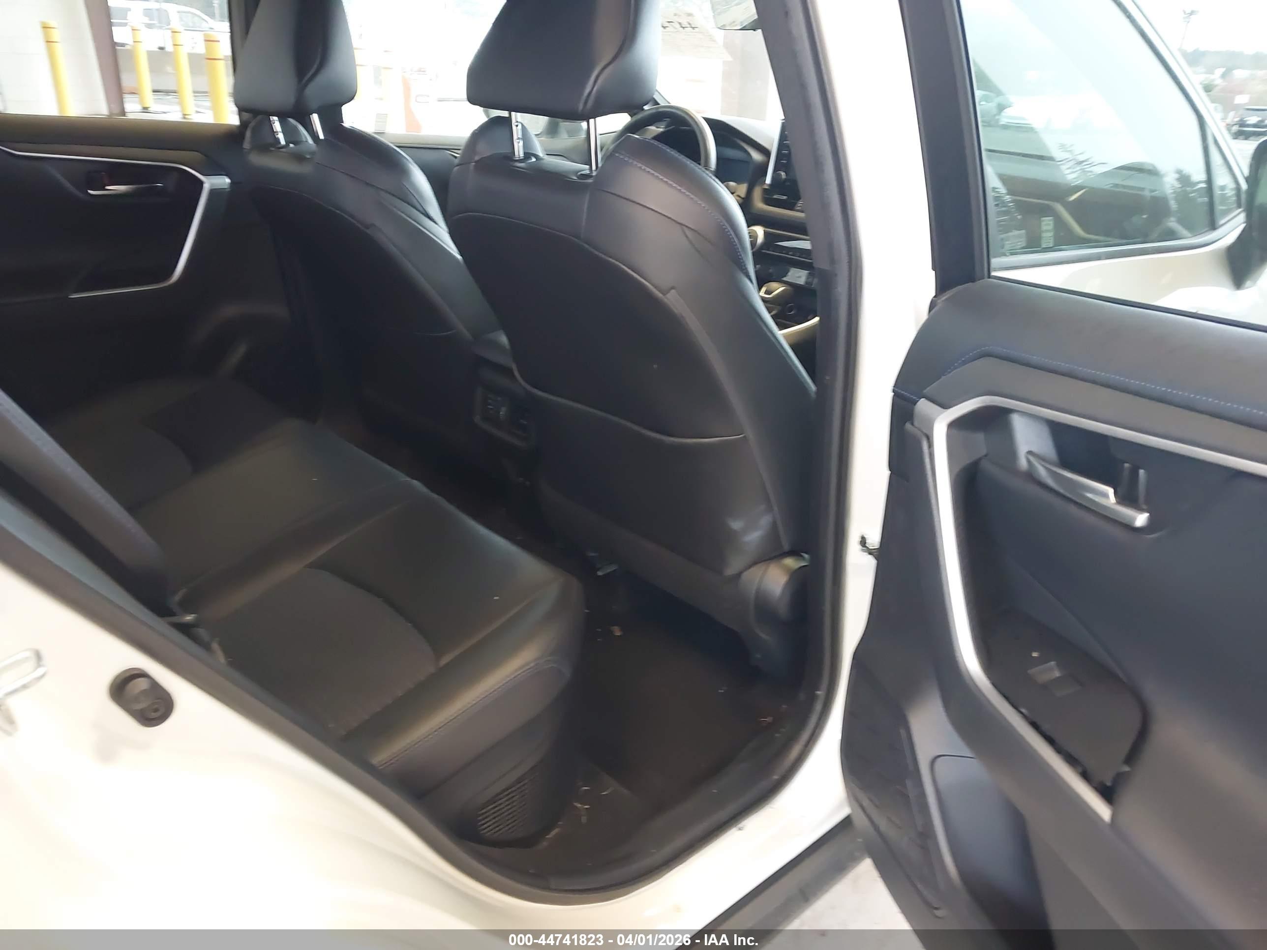 TOYOTA RAV4 image 8