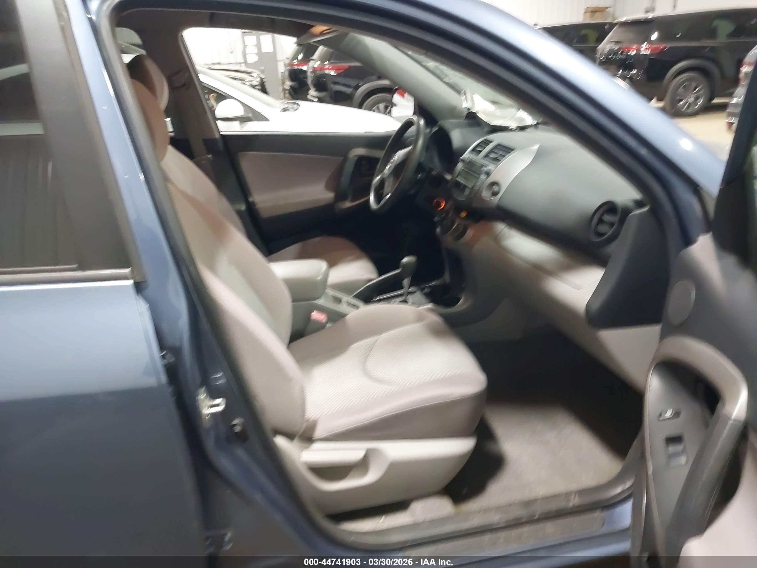 TOYOTA RAV4 image 5
