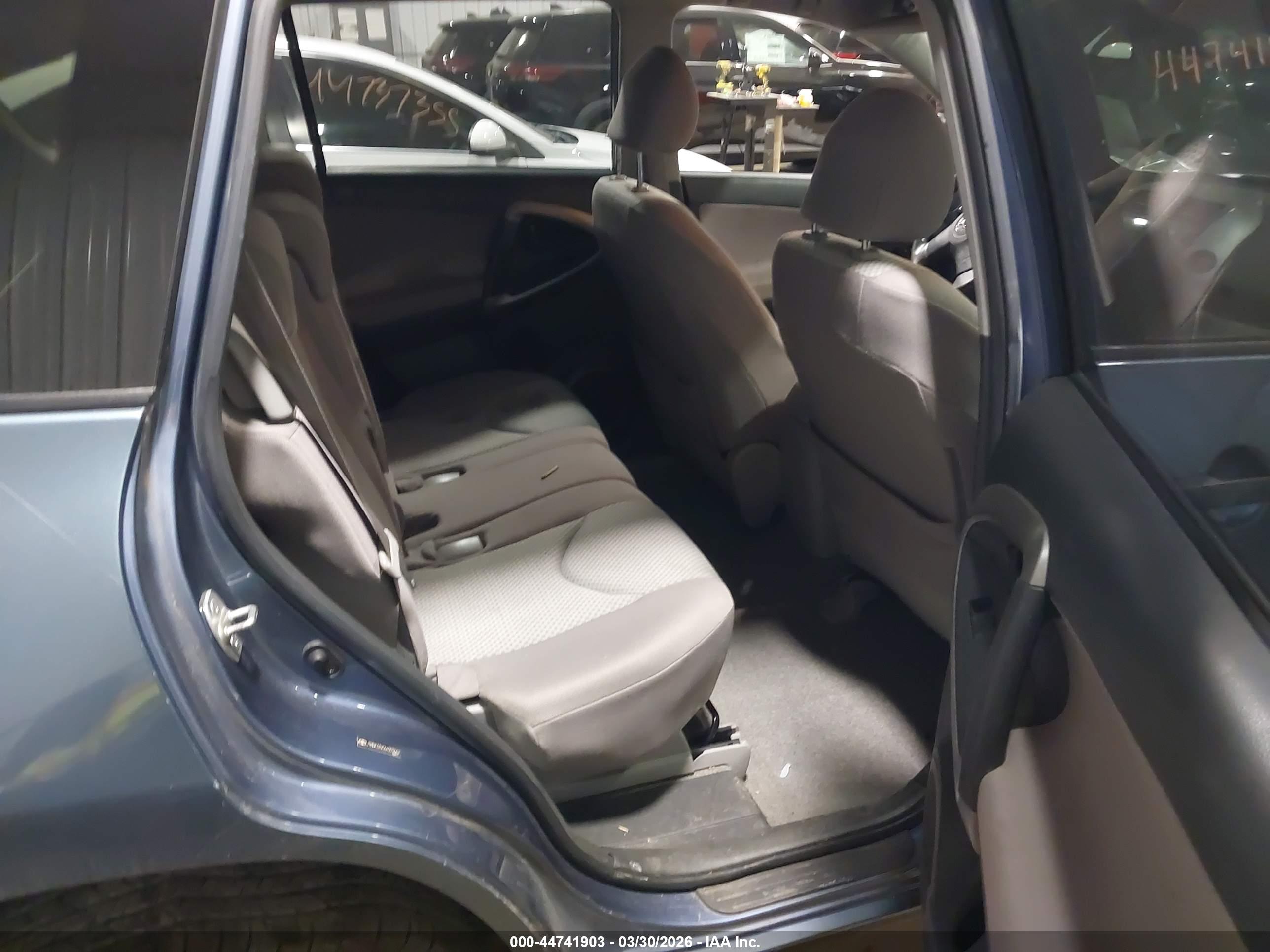 TOYOTA RAV4 image 8