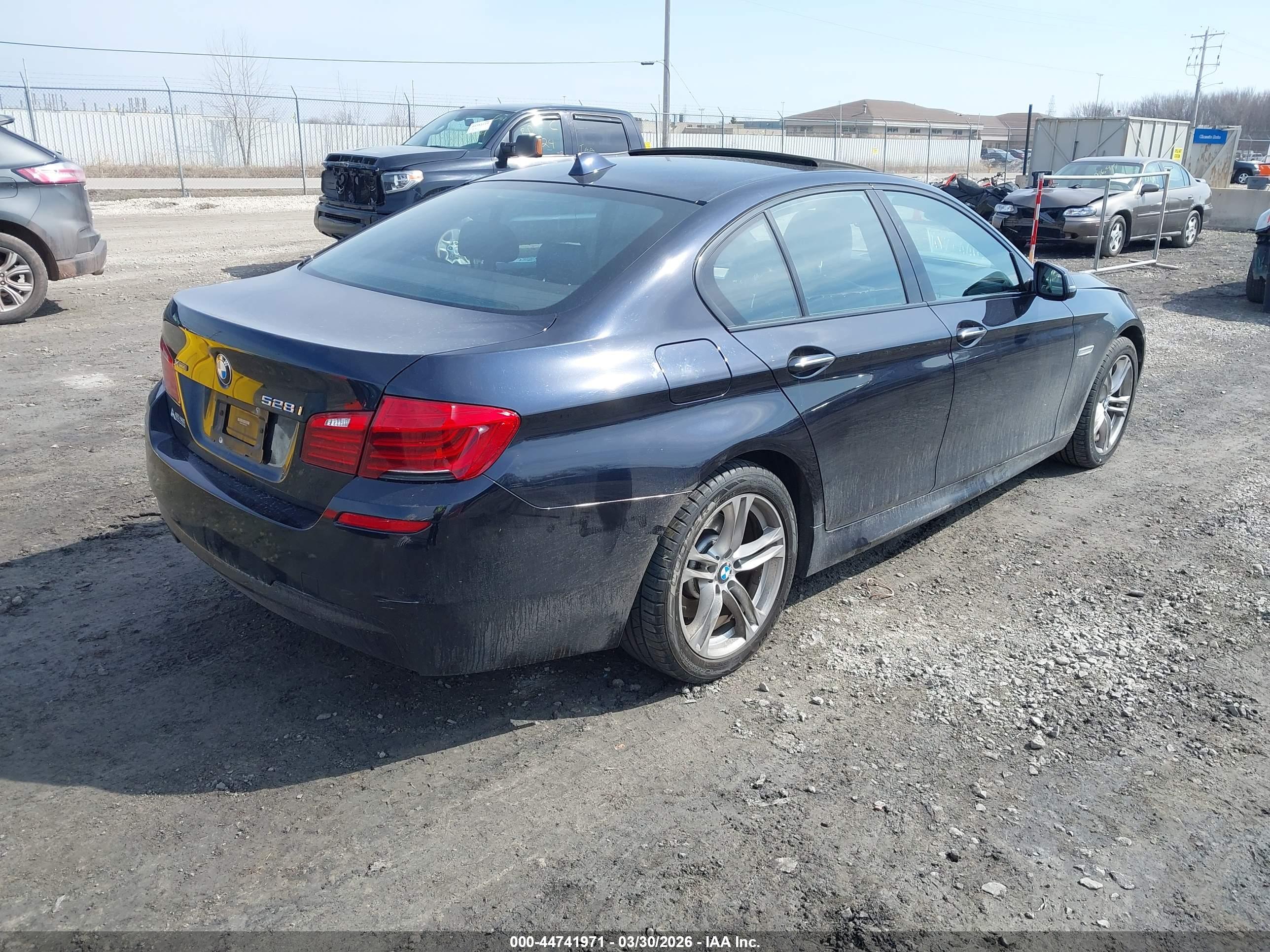 BMW 528I image 4