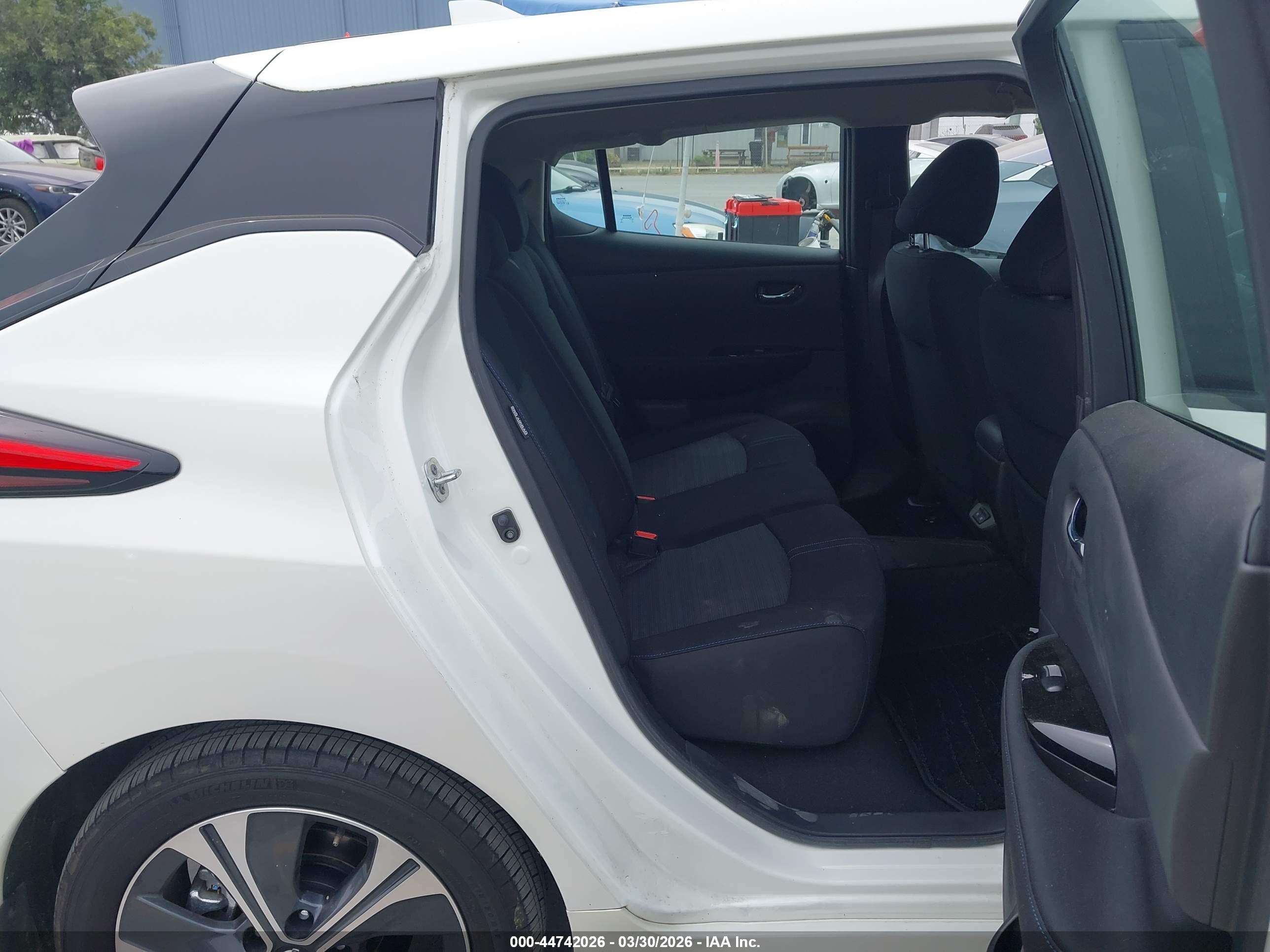 NISSAN LEAF image 8