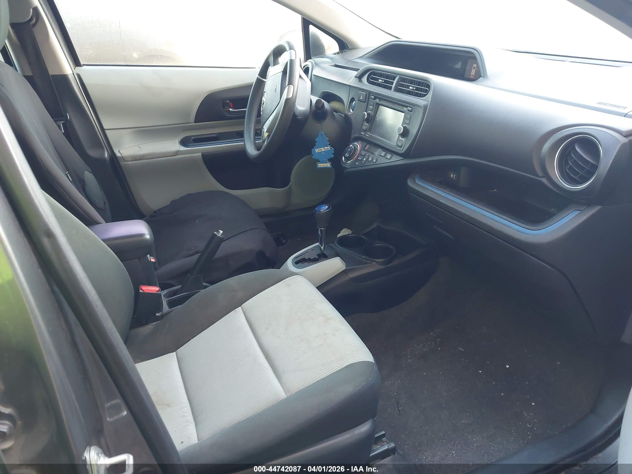TOYOTA PRIUS image 5