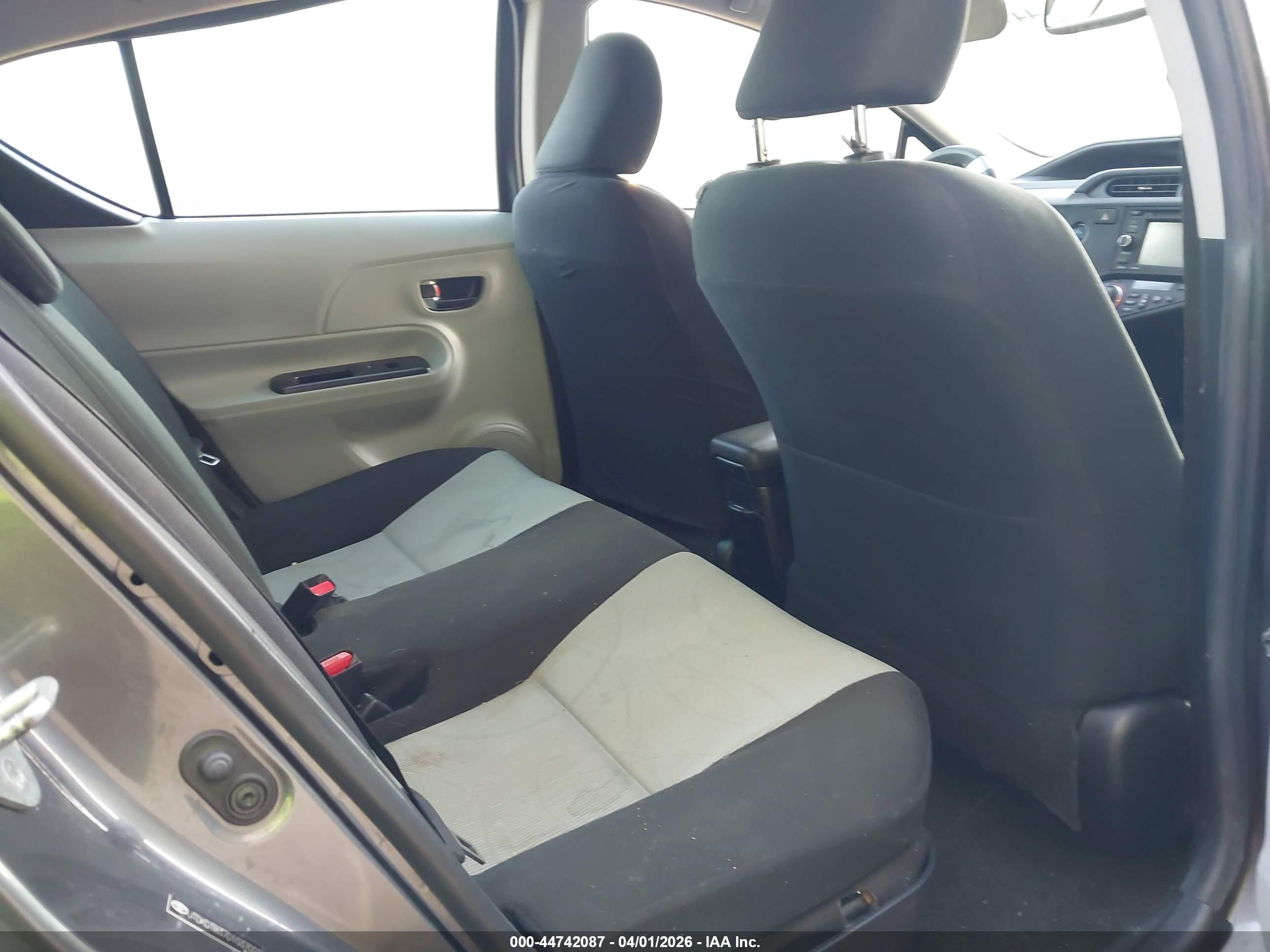 TOYOTA PRIUS image 8