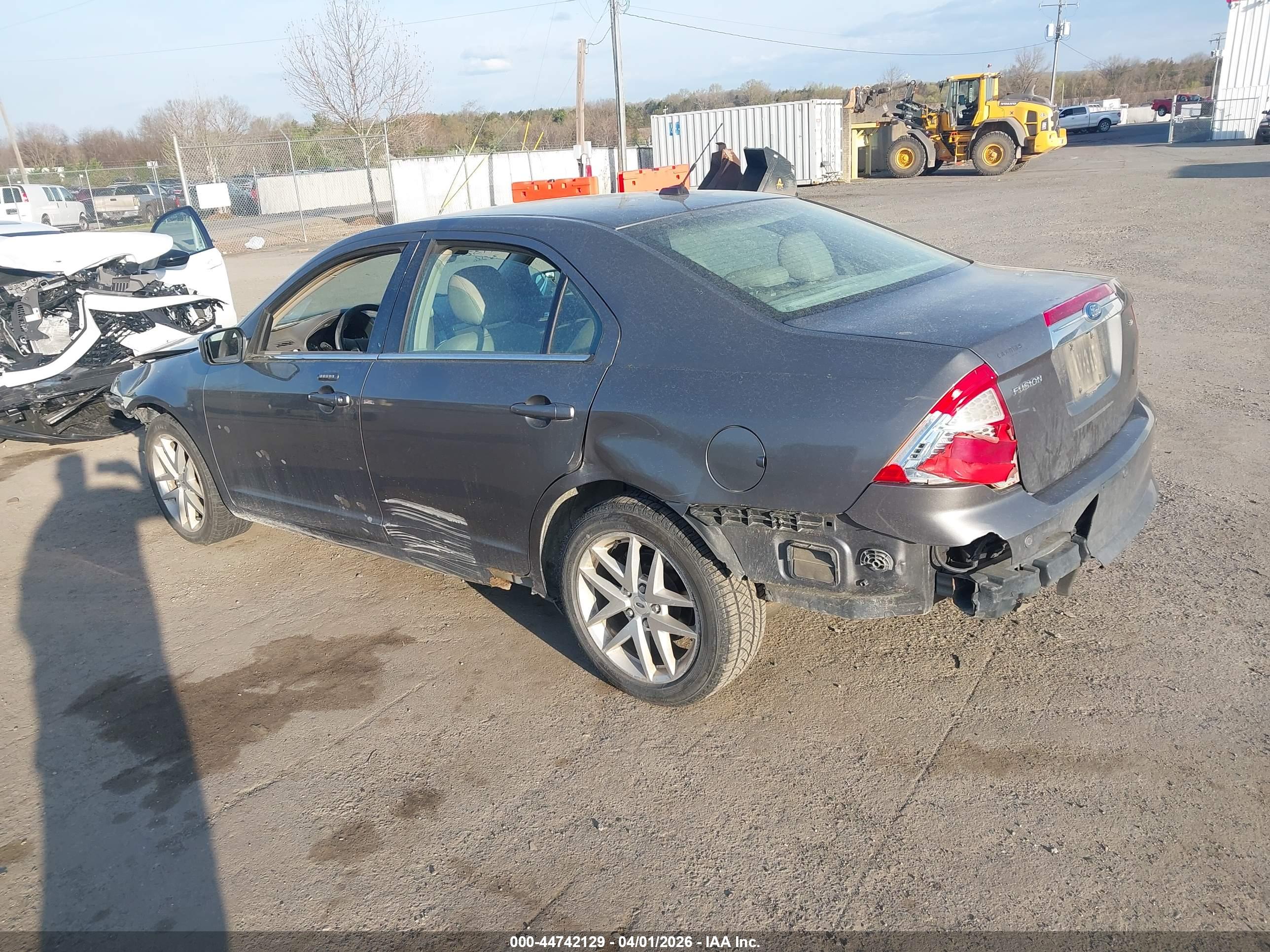 FORD FUSION image 3