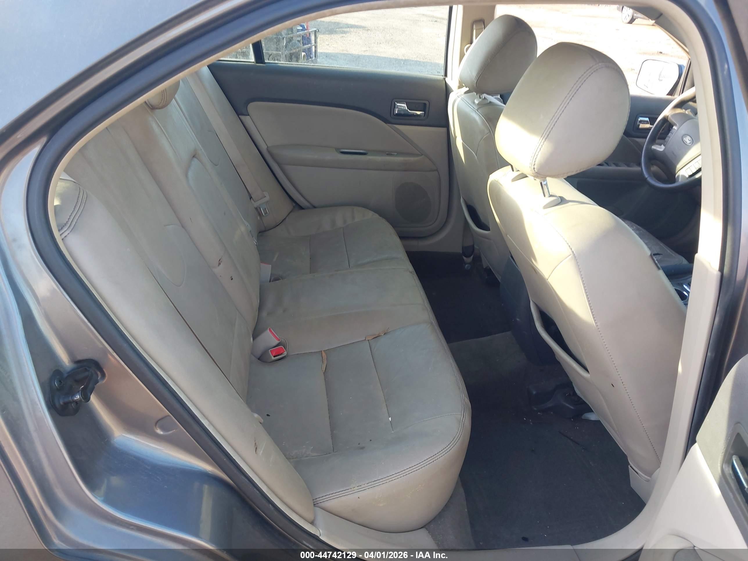 FORD FUSION image 8