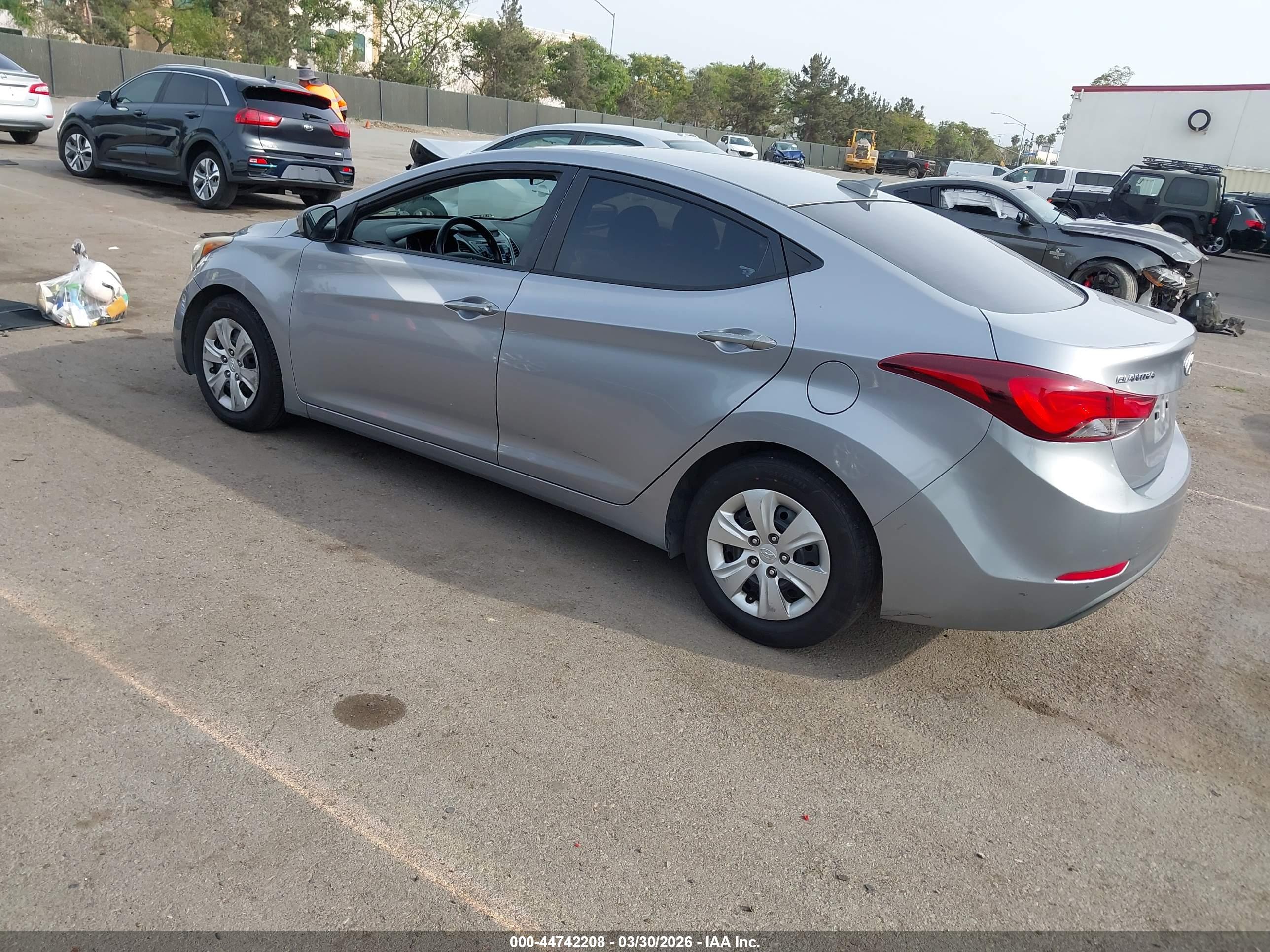 HYUNDAI ELANTRA image 3