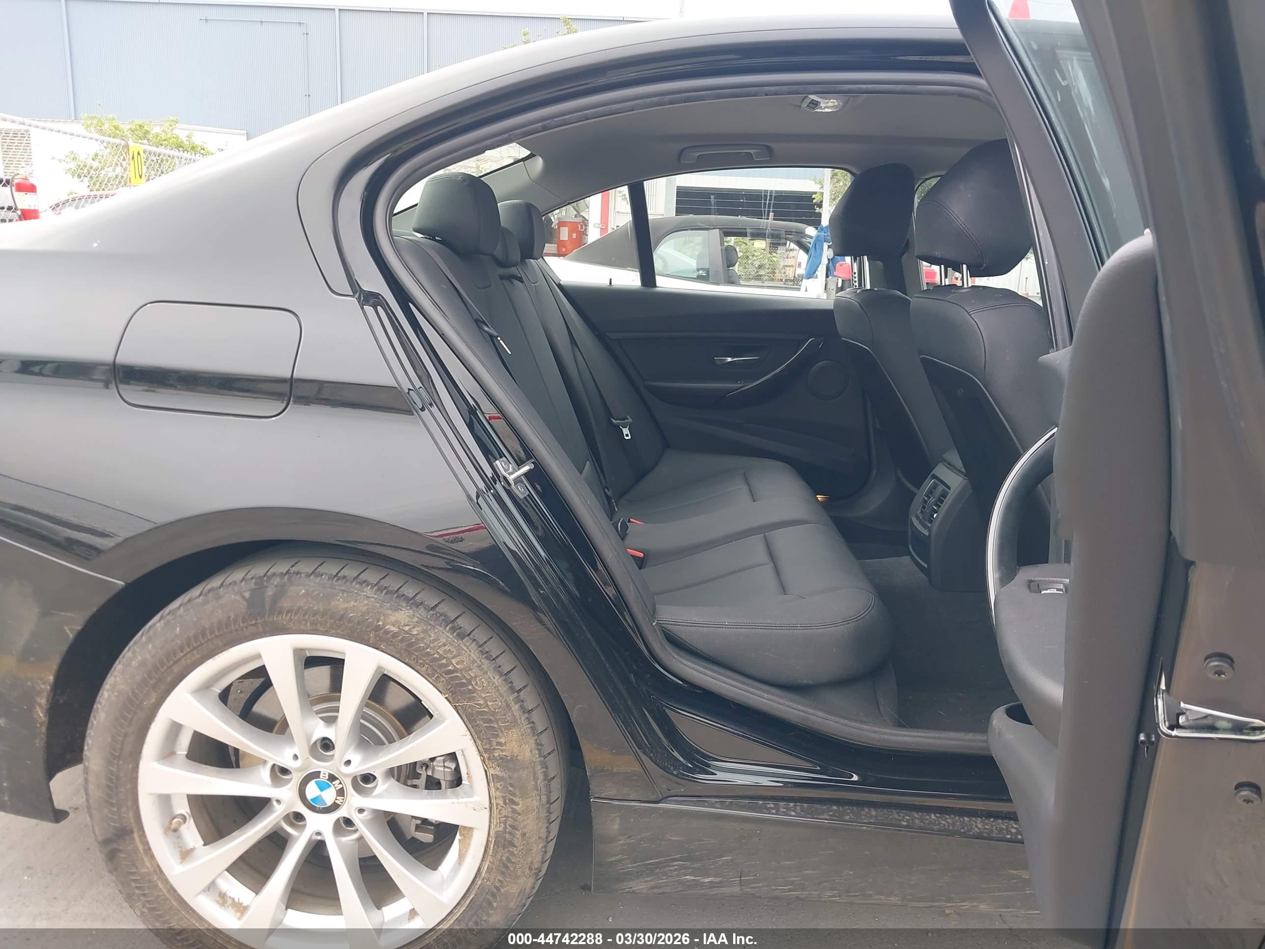 BMW 320I image 8