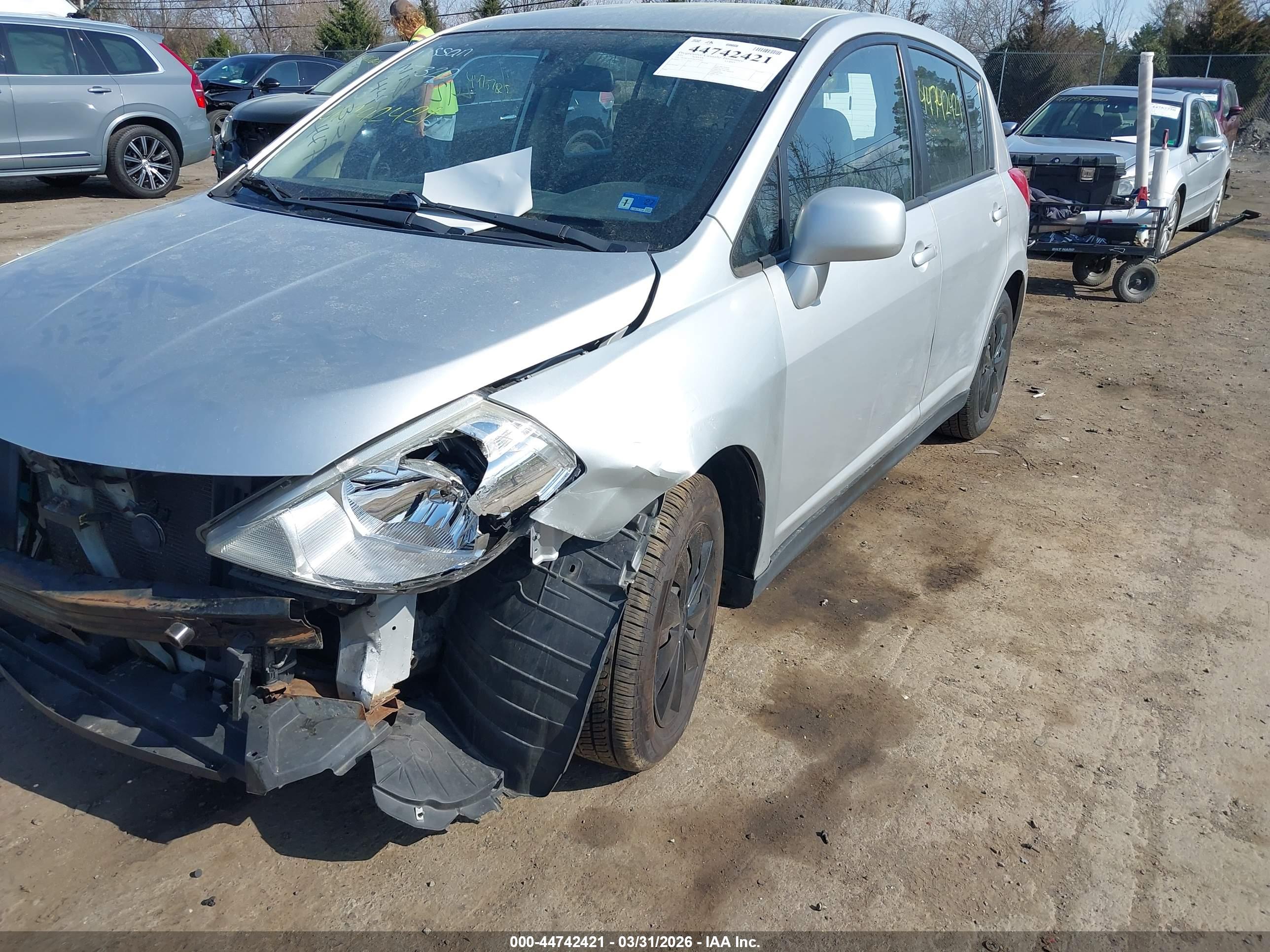 NISSAN VERSA image 6