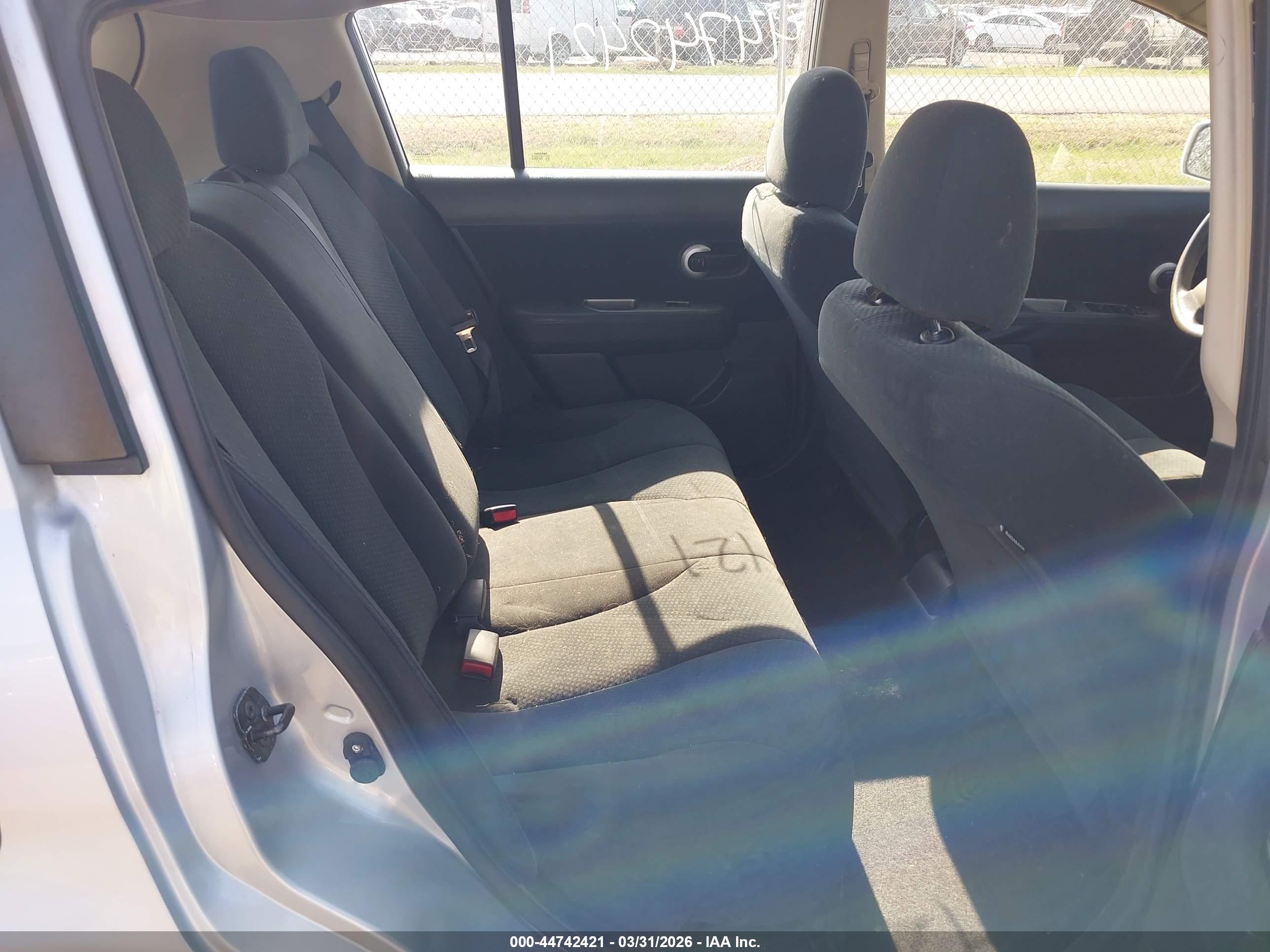NISSAN VERSA image 8