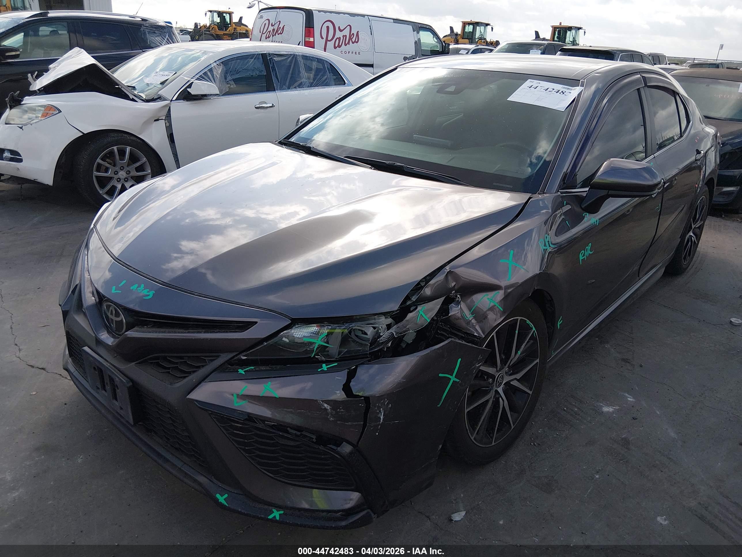 TOYOTA CAMRY image 2