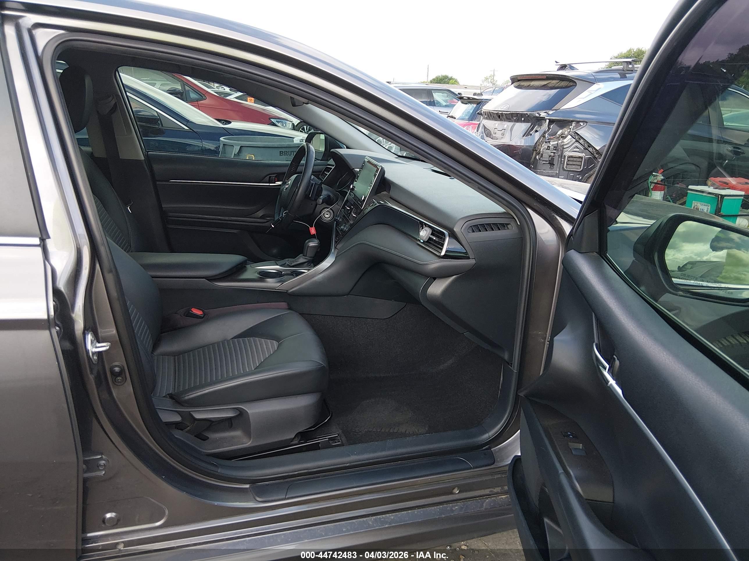 TOYOTA CAMRY image 5