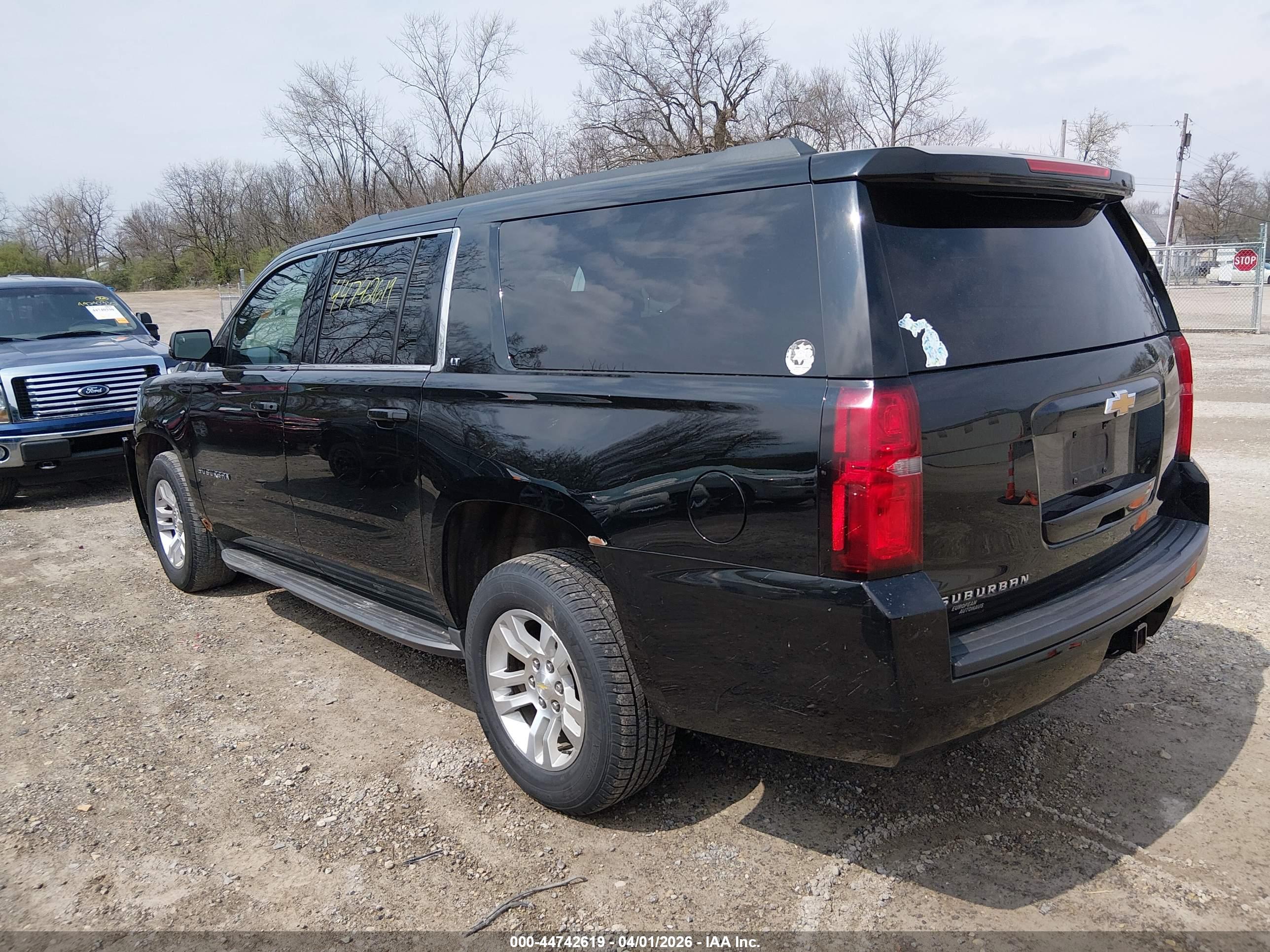 CHEVROLET SUBURBAN image 3